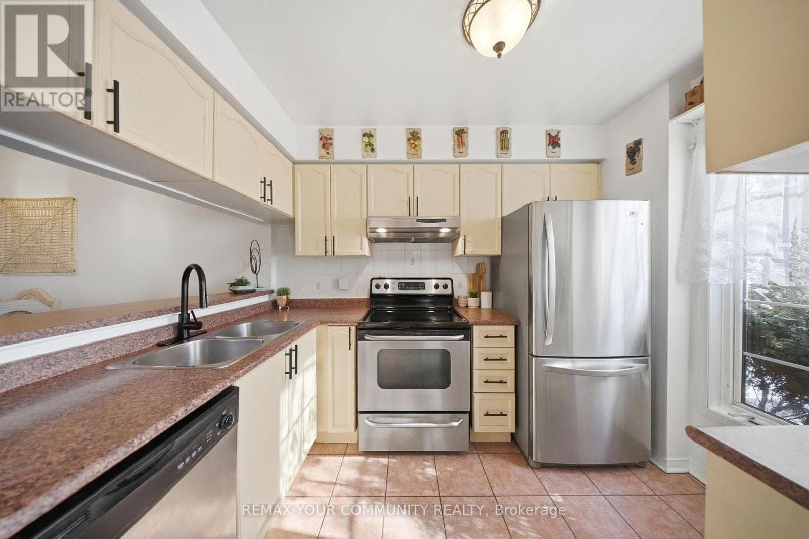 11 - 210 MANITOBA STREET photo 5