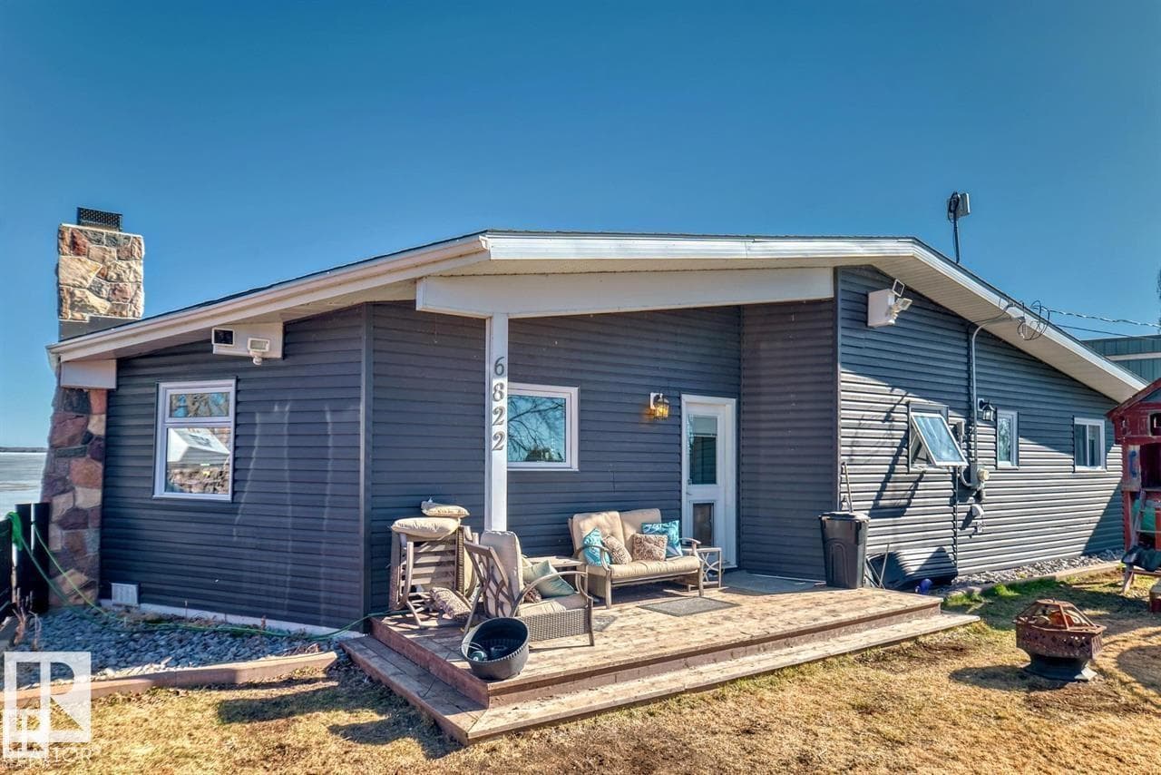 6822 50 AV — photo 2
