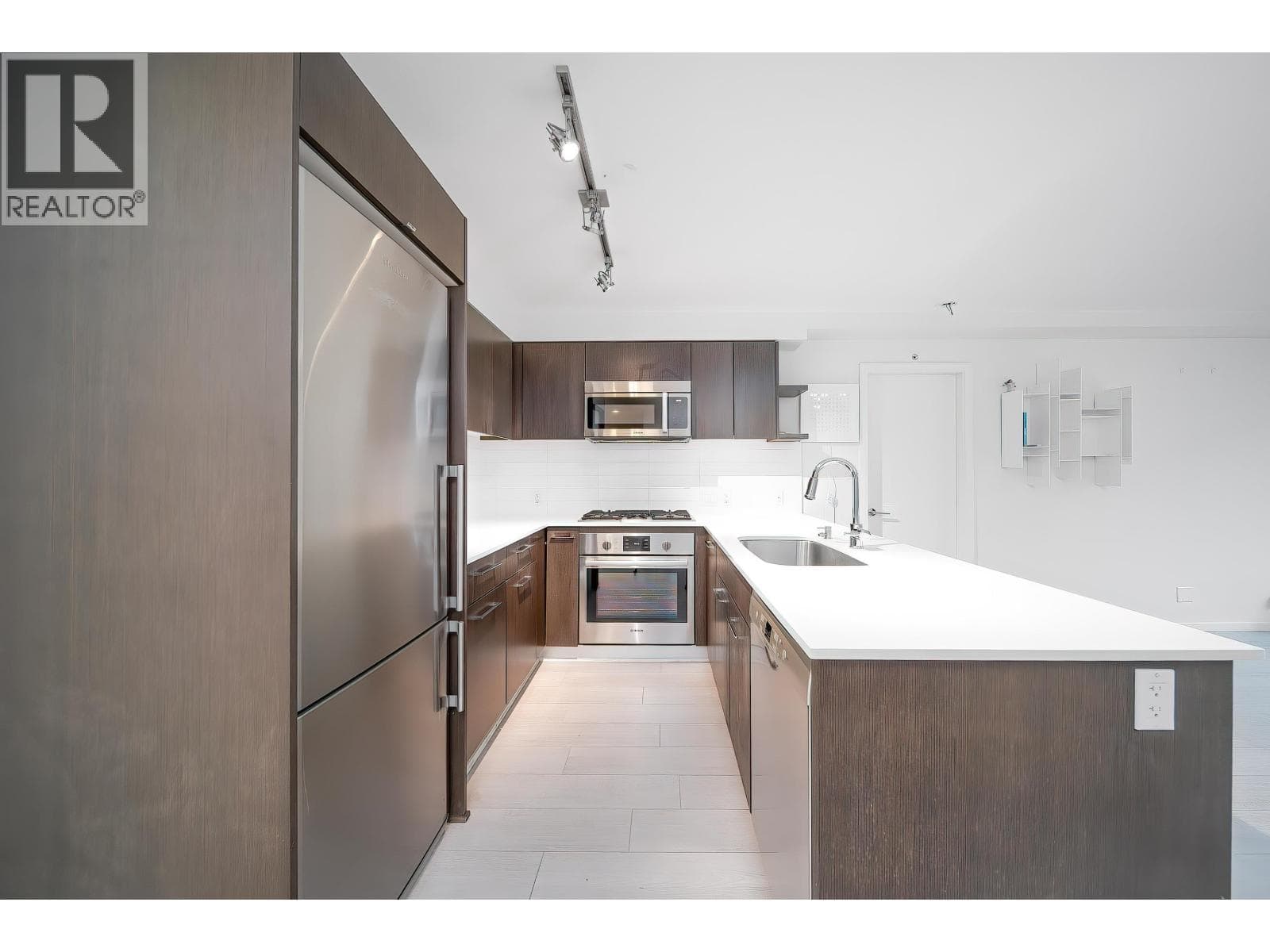 701 7888 ACKROYD ROAD photo 3