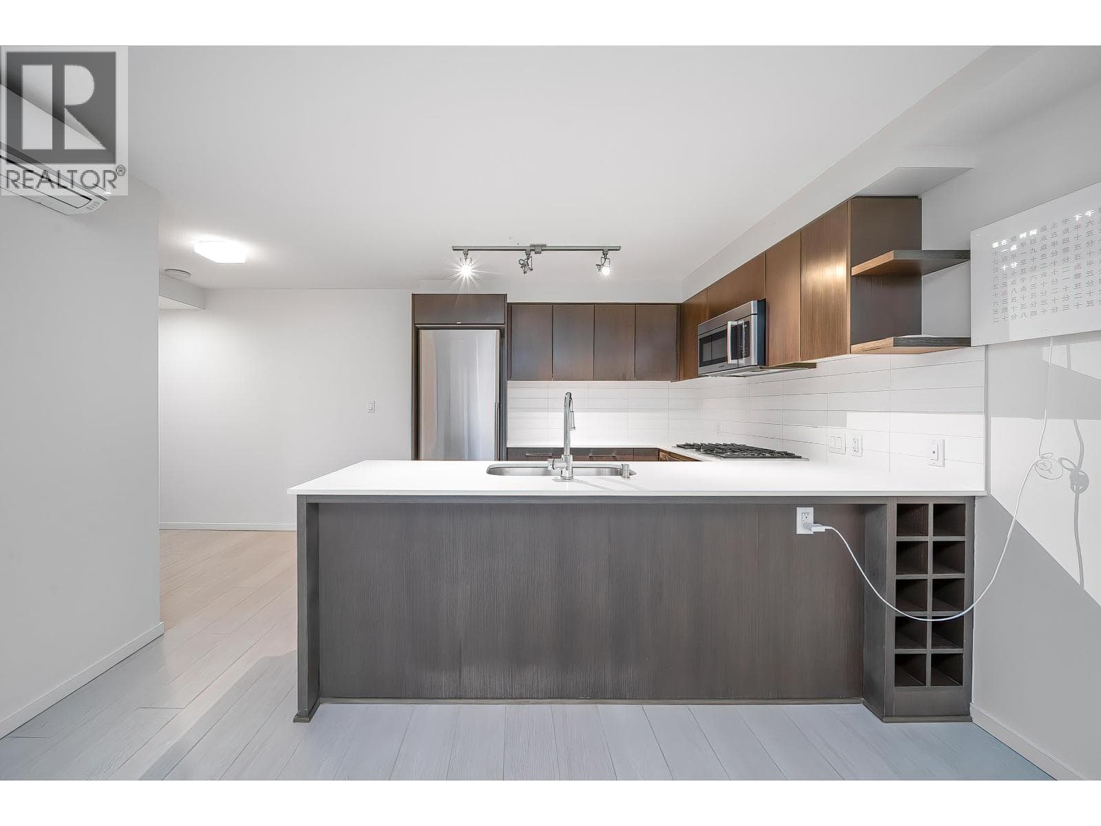 701 7888 ACKROYD ROAD photo 2