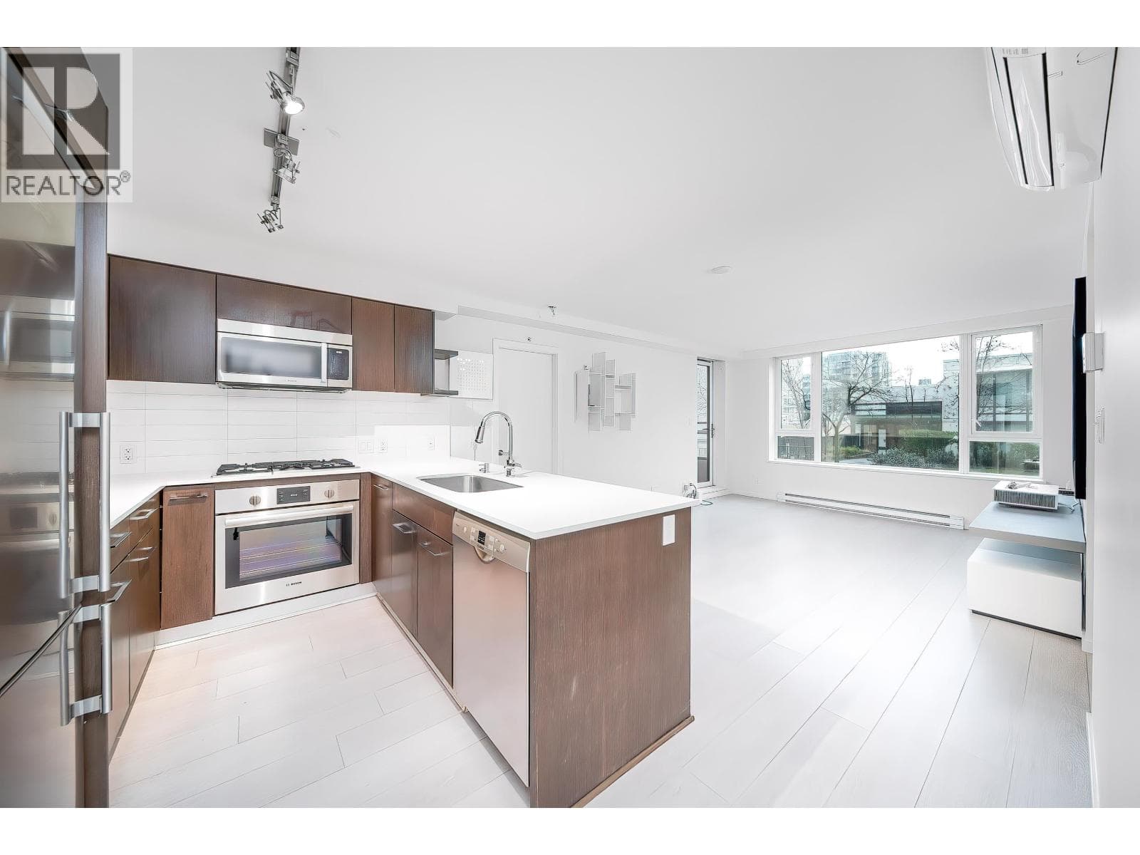 701 7888 ACKROYD ROAD photo 4
