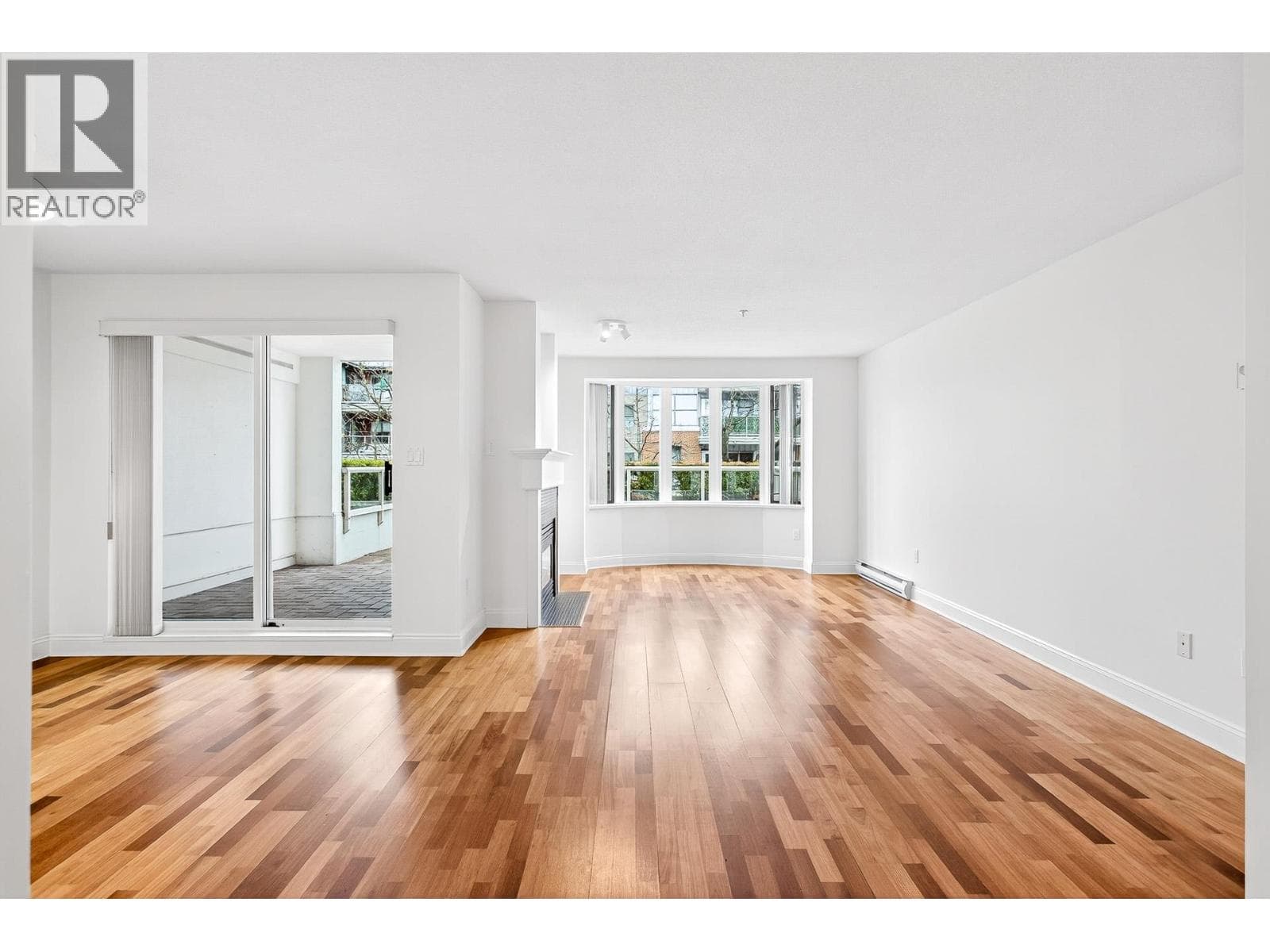 213 220 NEWPORT DRIVE photo 3
