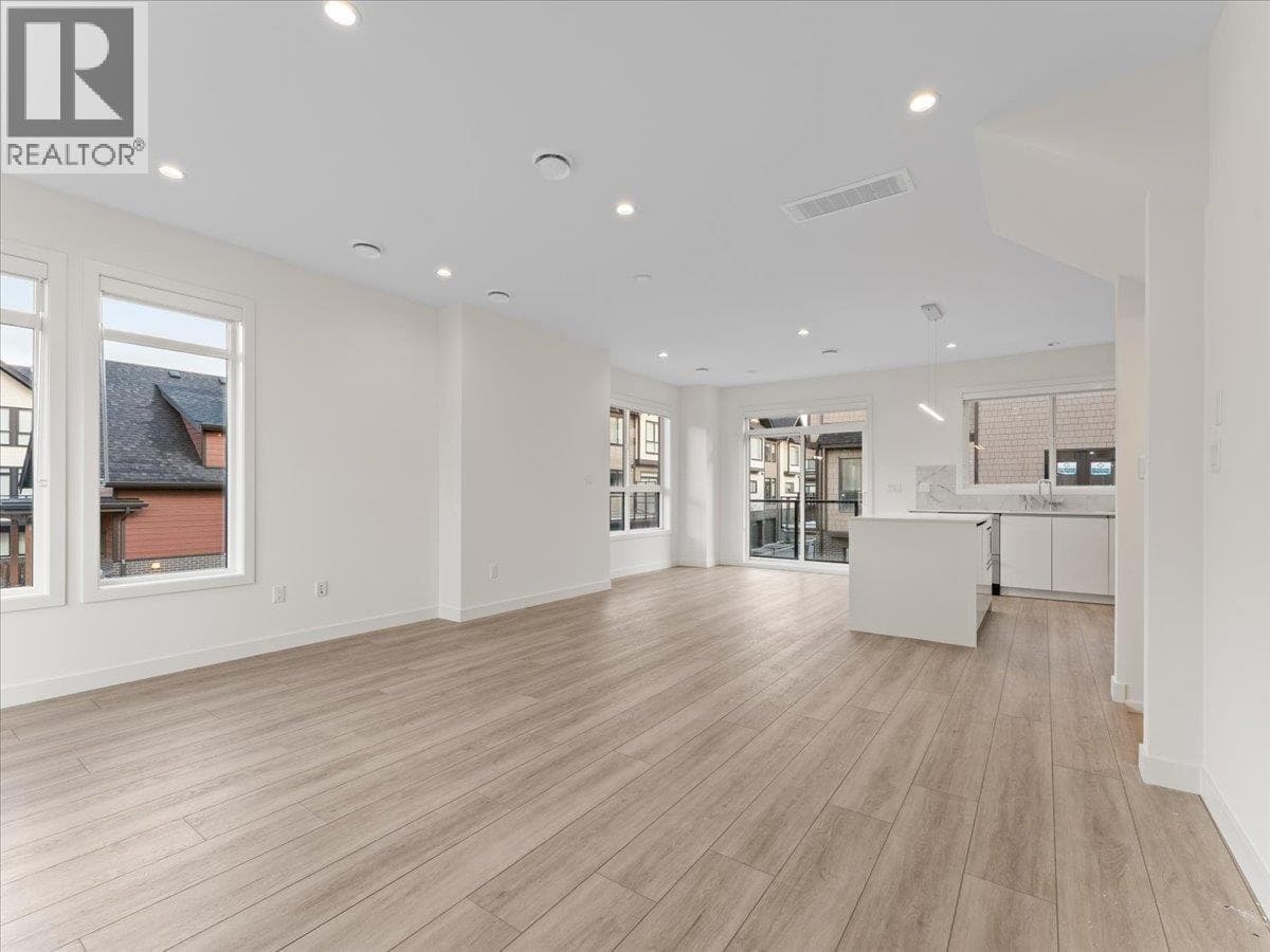 34 4337 BOUNDARY ROAD photo 2