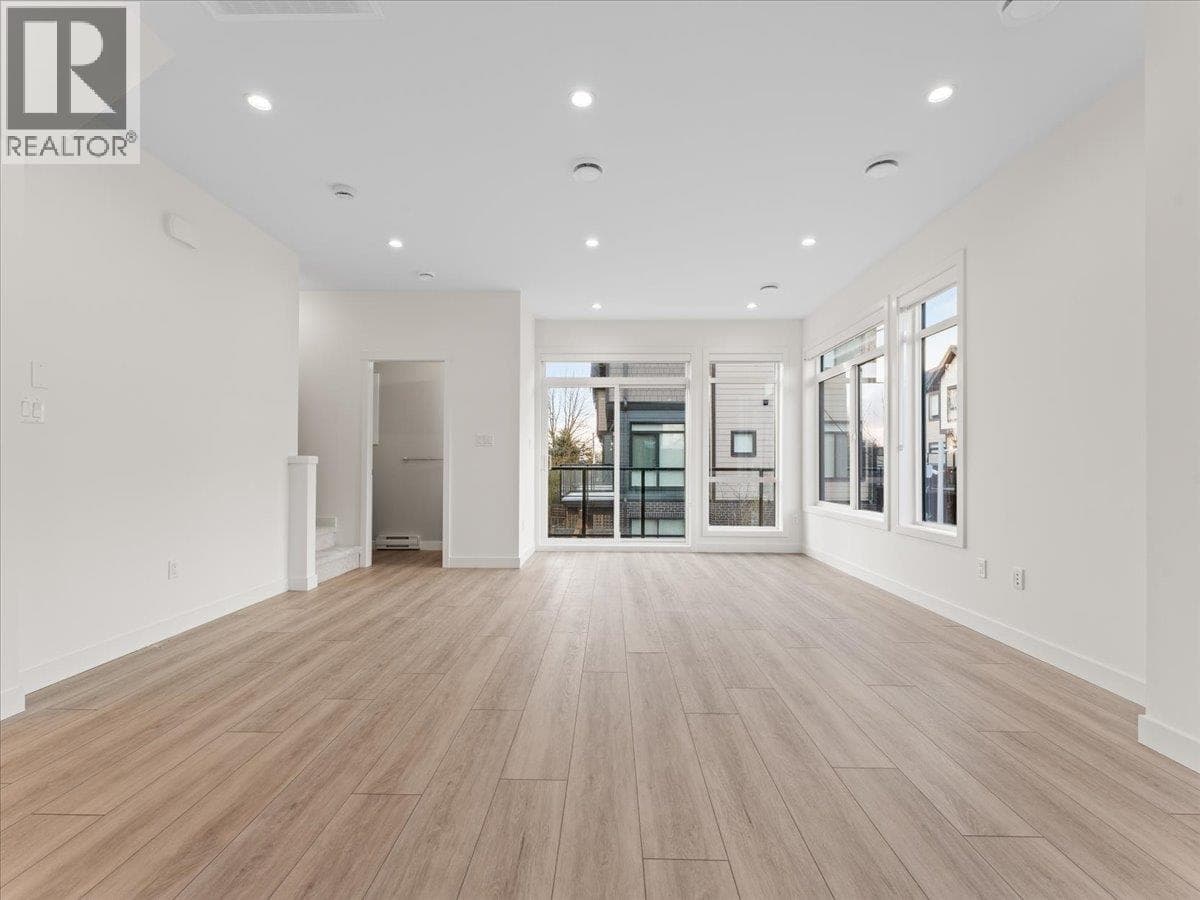 34 4337 BOUNDARY ROAD photo 3