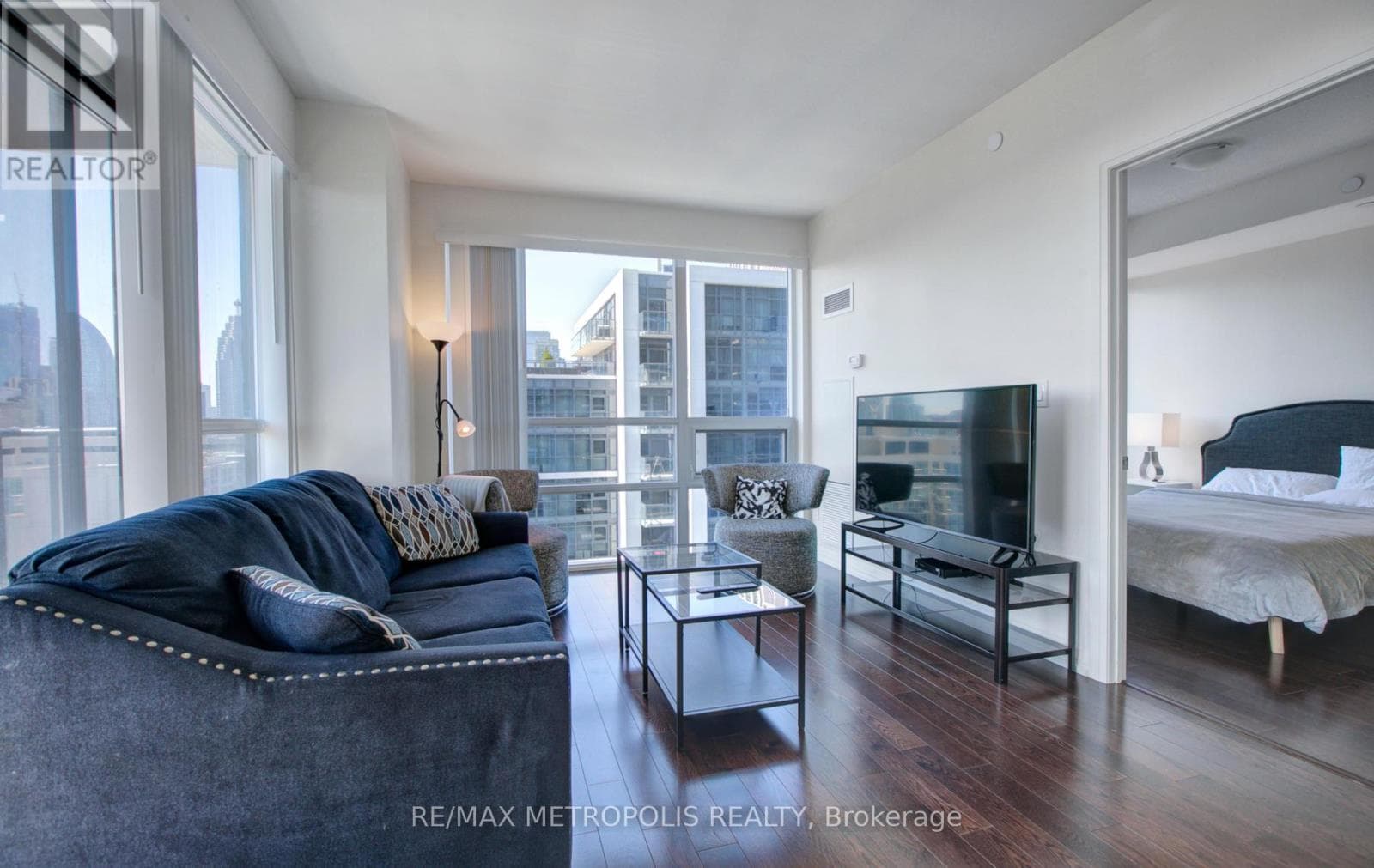 2015 - 460 ADELAIDE STREET E photo 3
