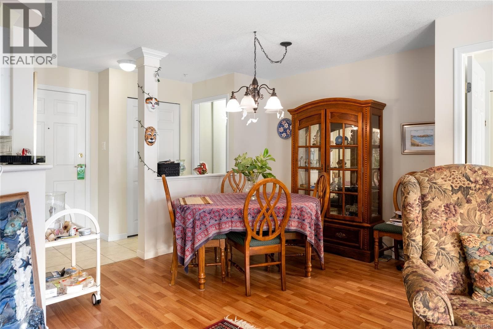 201 5620 Edgewater Lane photo 4