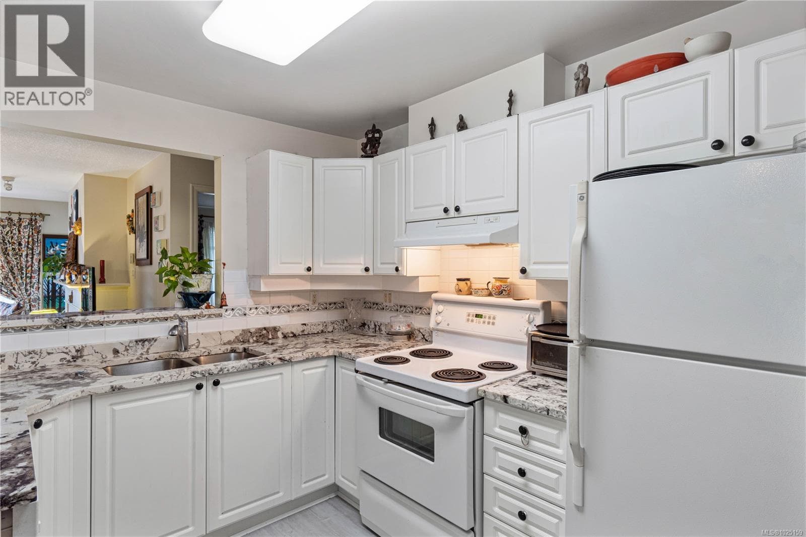201 5620 Edgewater Lane photo 5