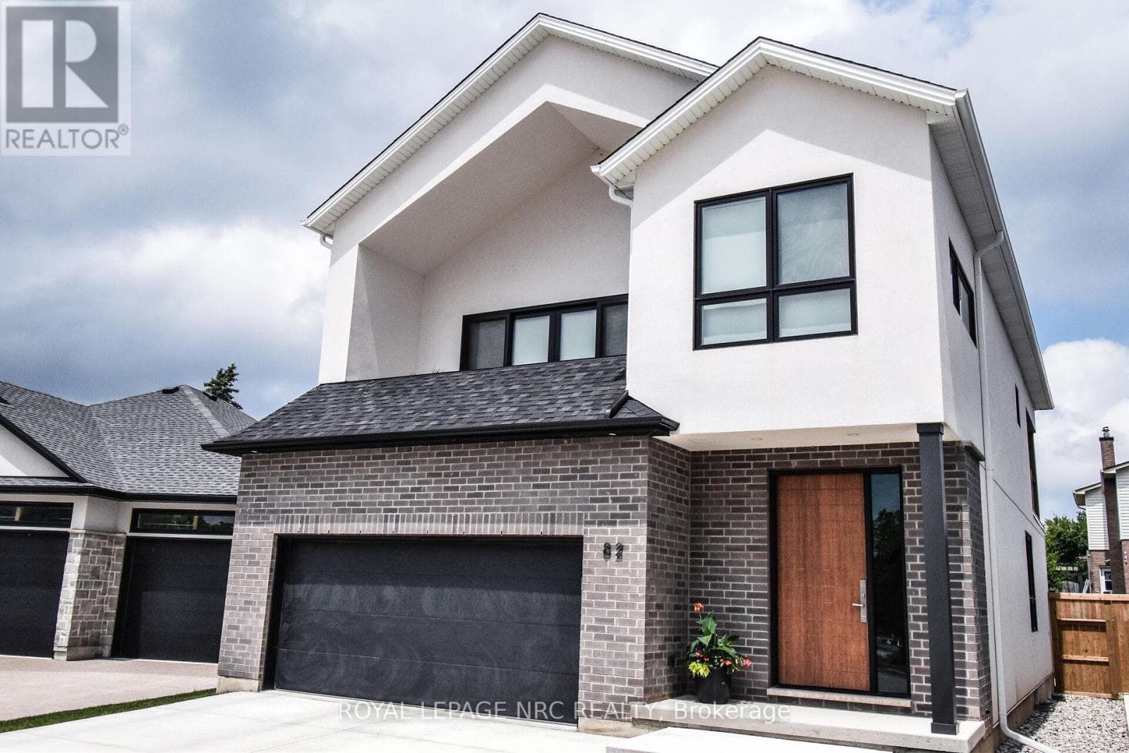 82 IVY CRESCENT photo 2