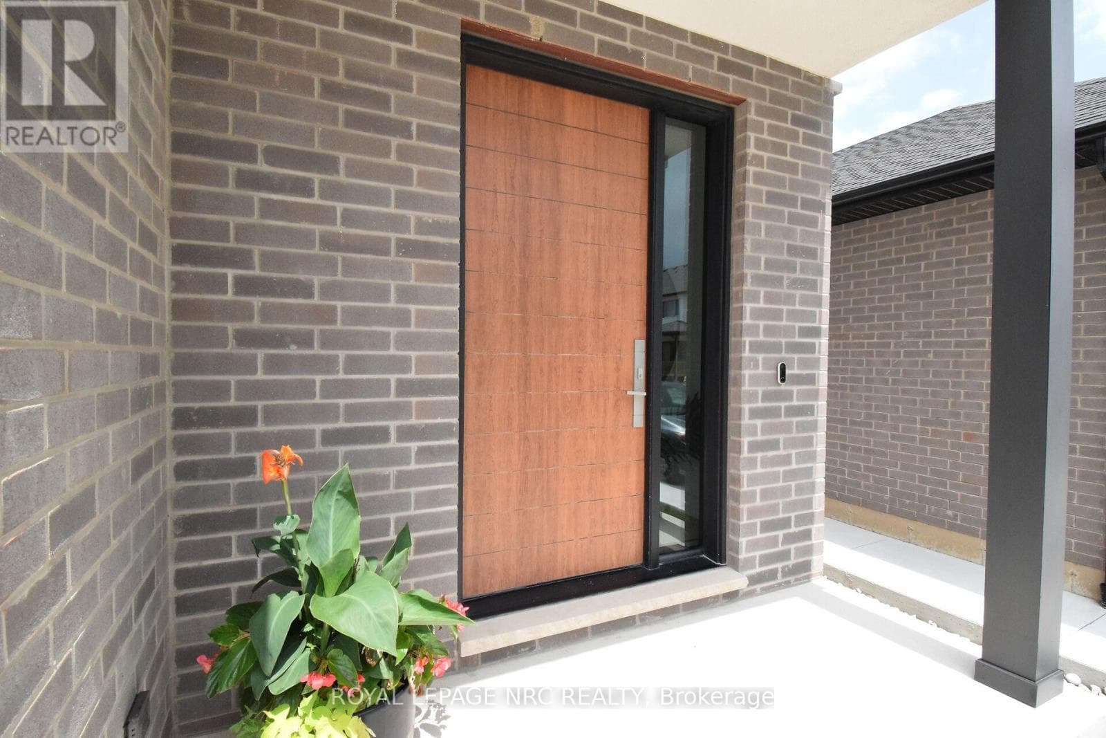 82 IVY CRESCENT photo 3