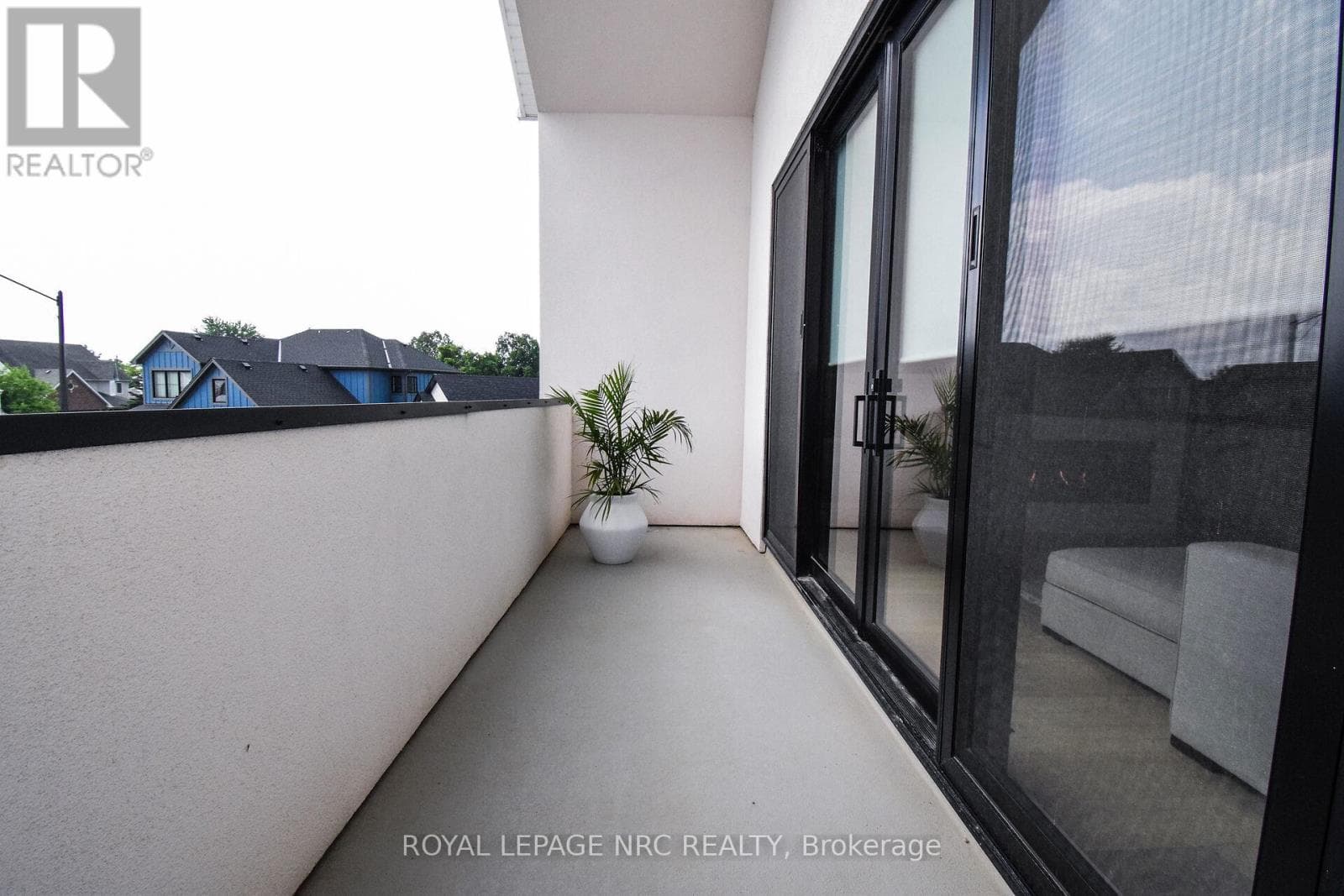 82 IVY CRESCENT photo 4