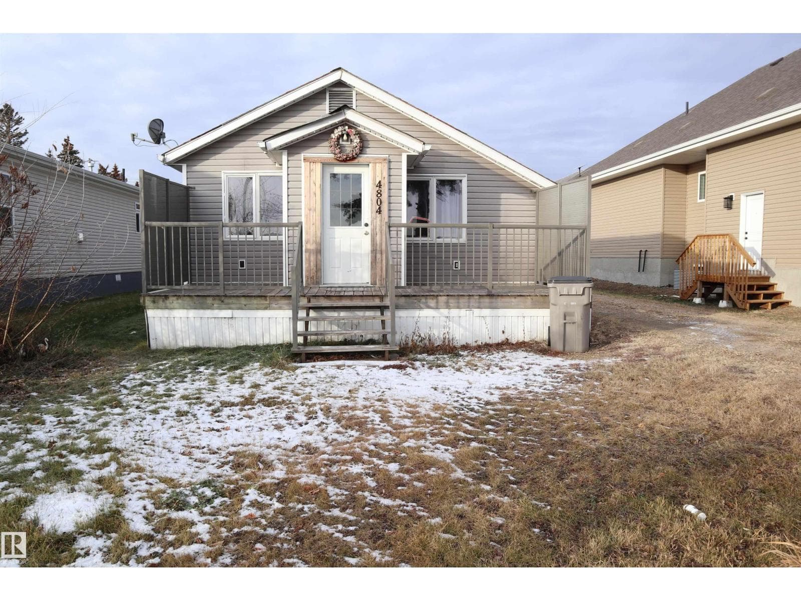 4804 49 ST photo 3