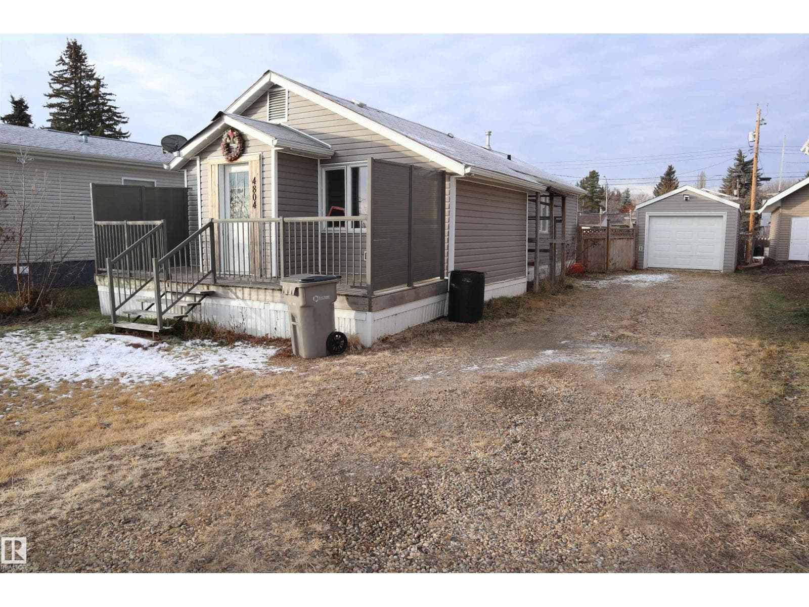 4804 49 ST photo 2