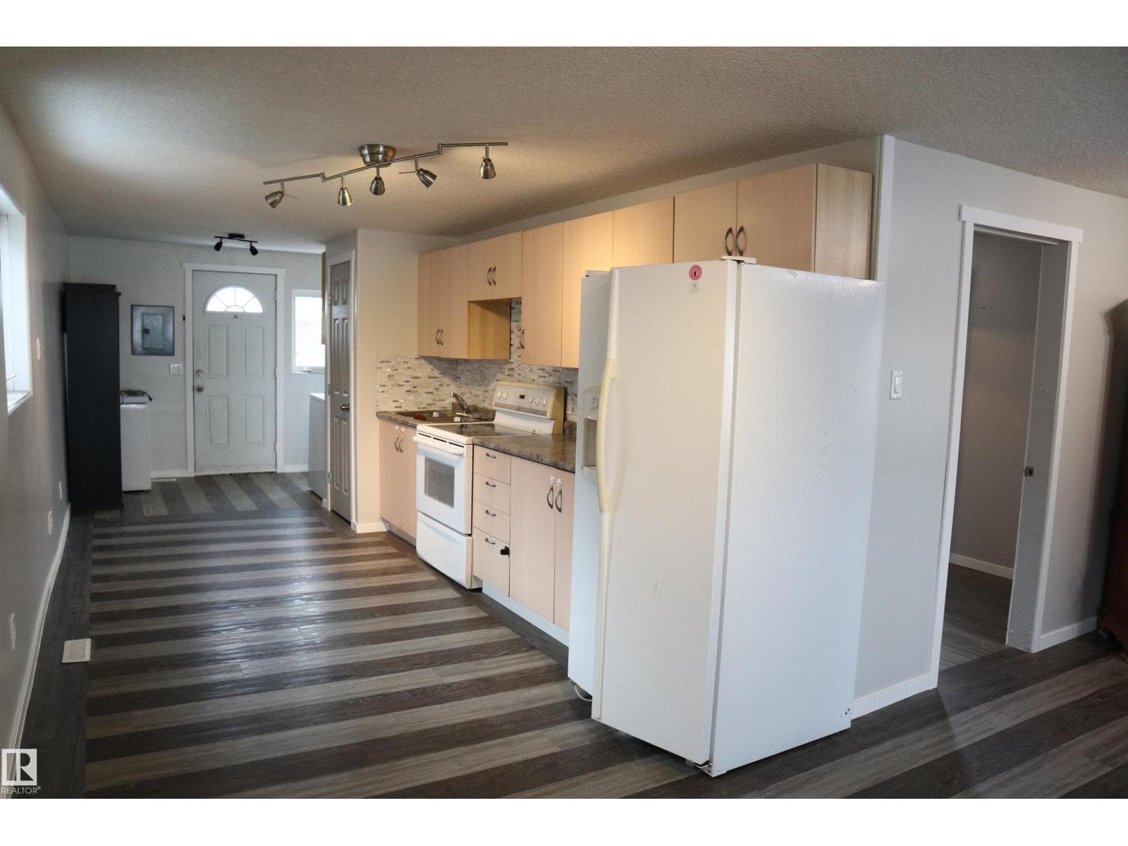 4804 49 ST photo 5