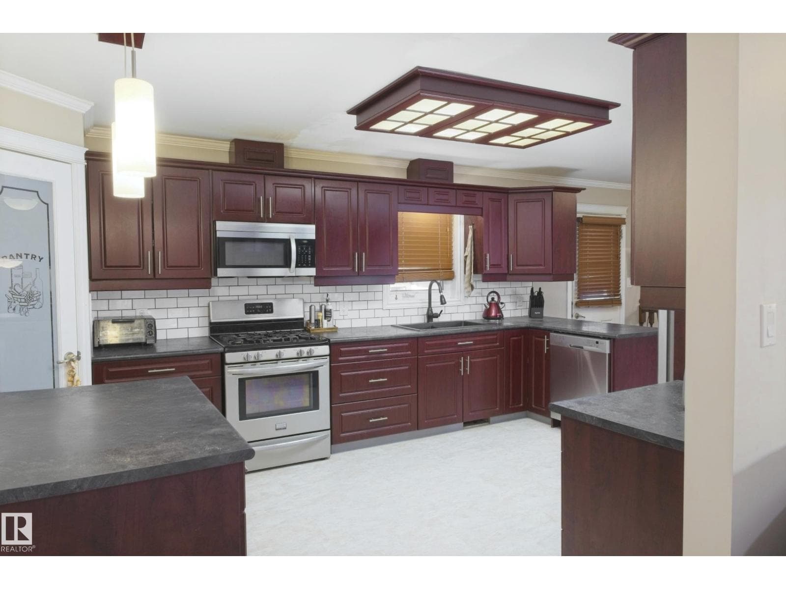 5226 43 ST photo 10