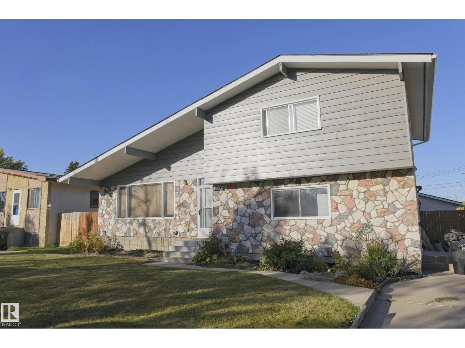 5226 43 ST photo 2