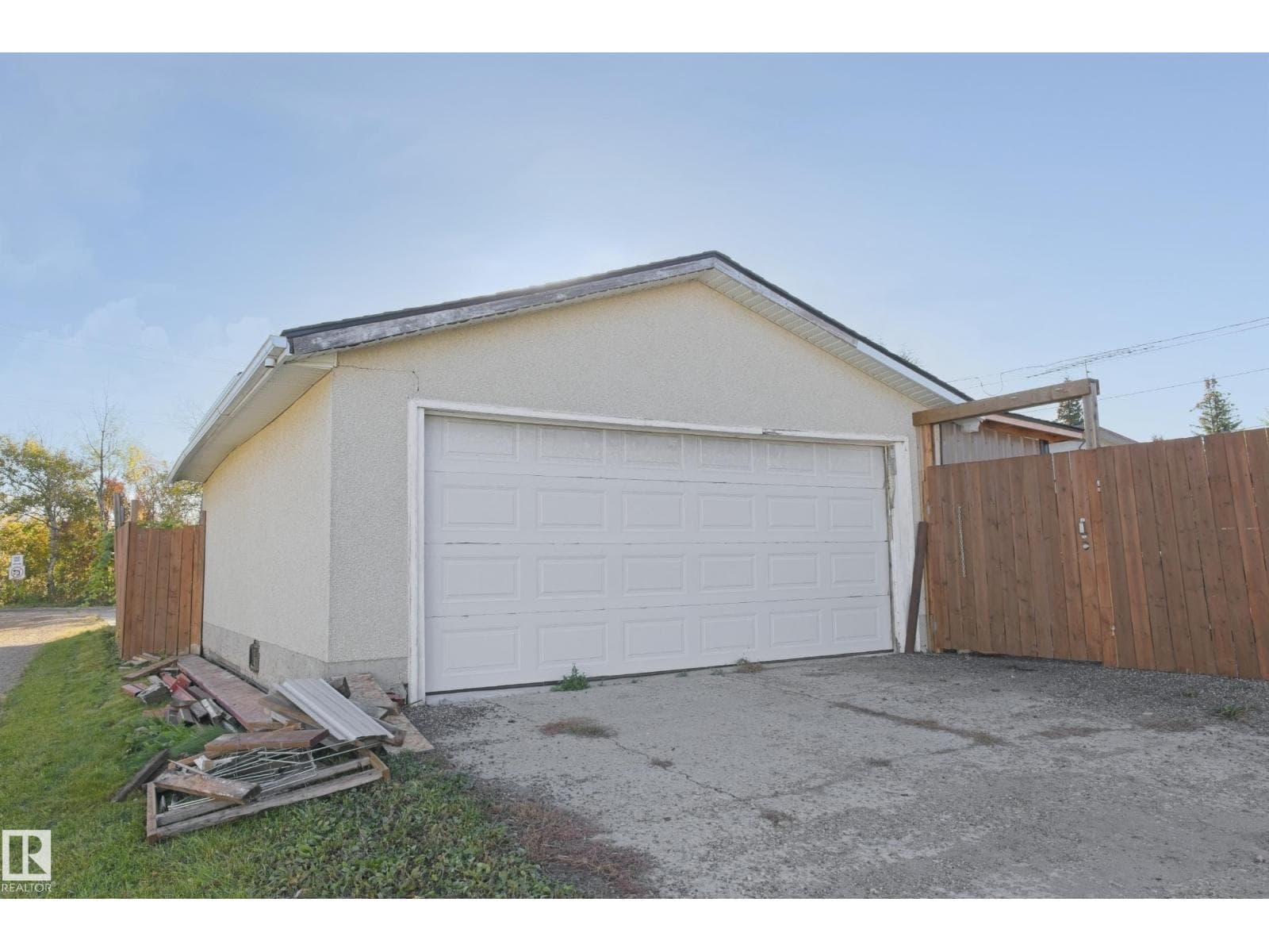 5226 43 ST photo 3