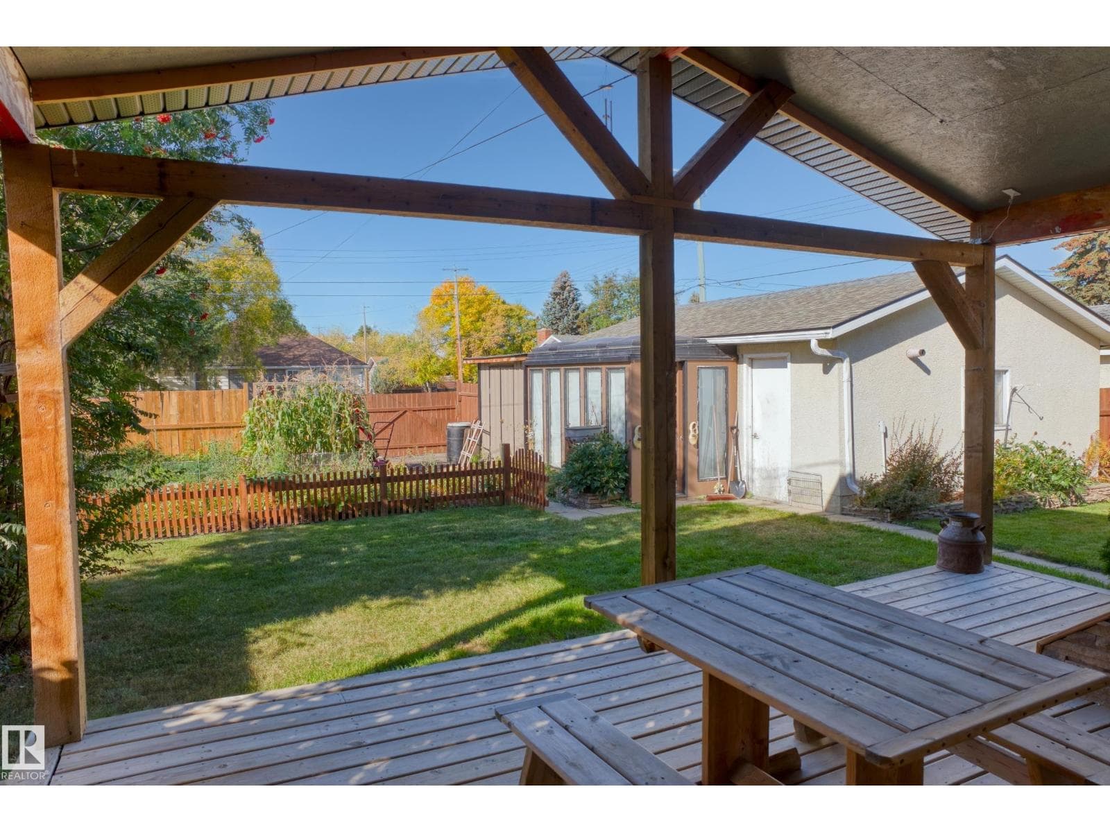 5226 43 ST photo 4