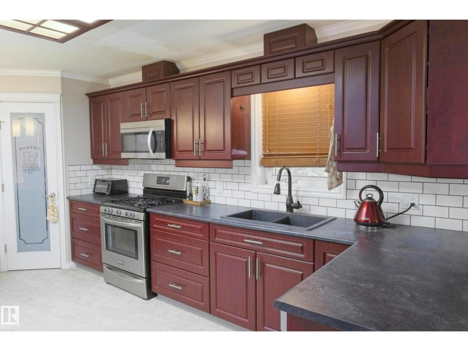 5226 43 ST photo 9