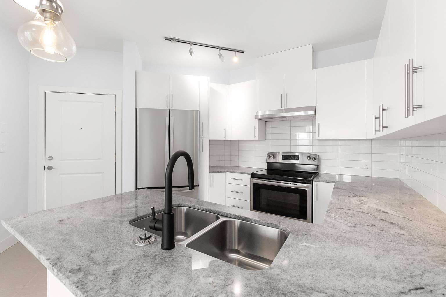 412 15956 86A AVENUE photo 3