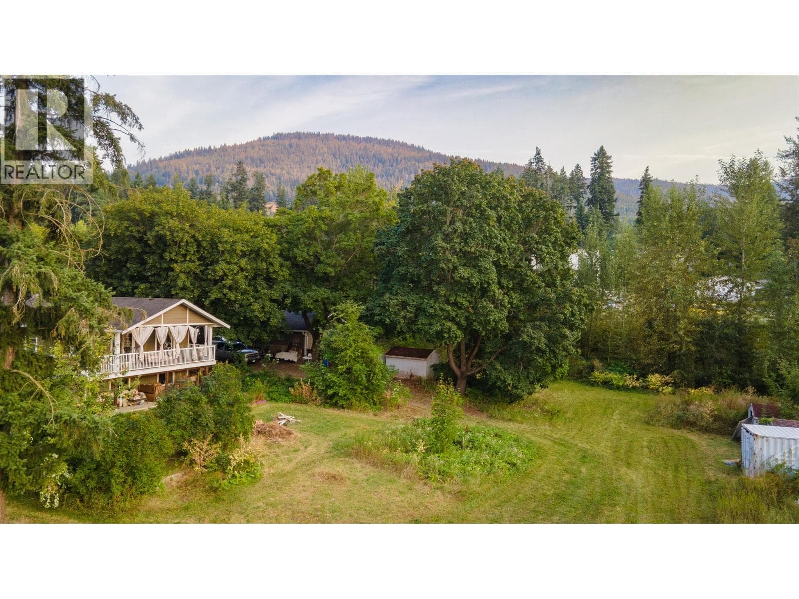 1121 Shuswap Street SW photo 3