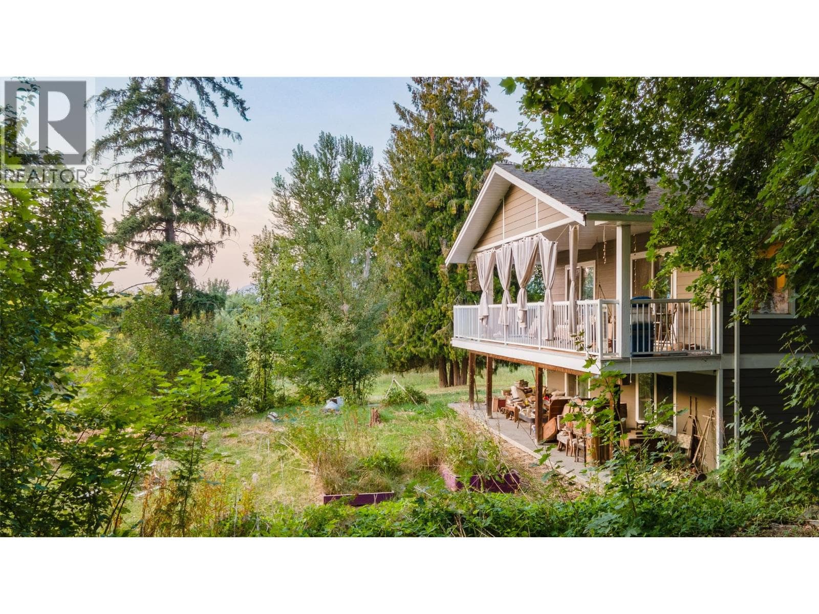1121 Shuswap Street SW photo 4