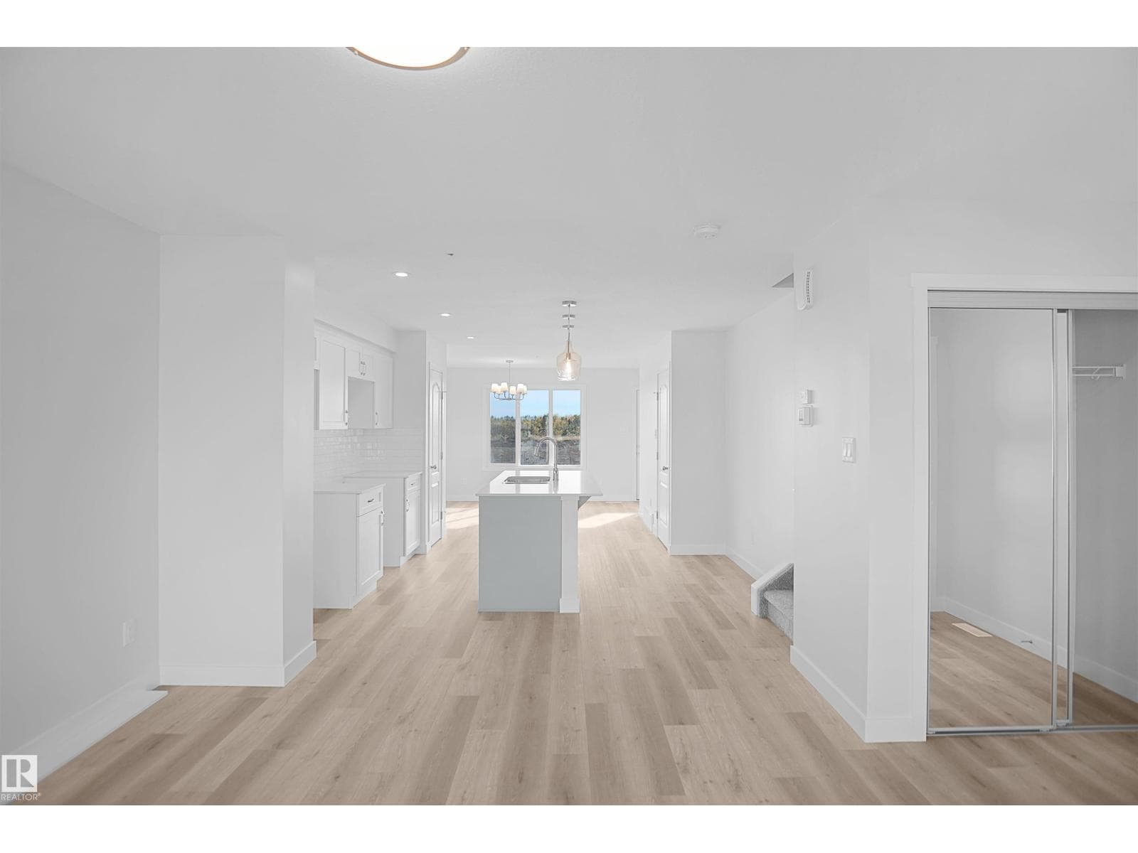 21035 25 AV NW photo 4