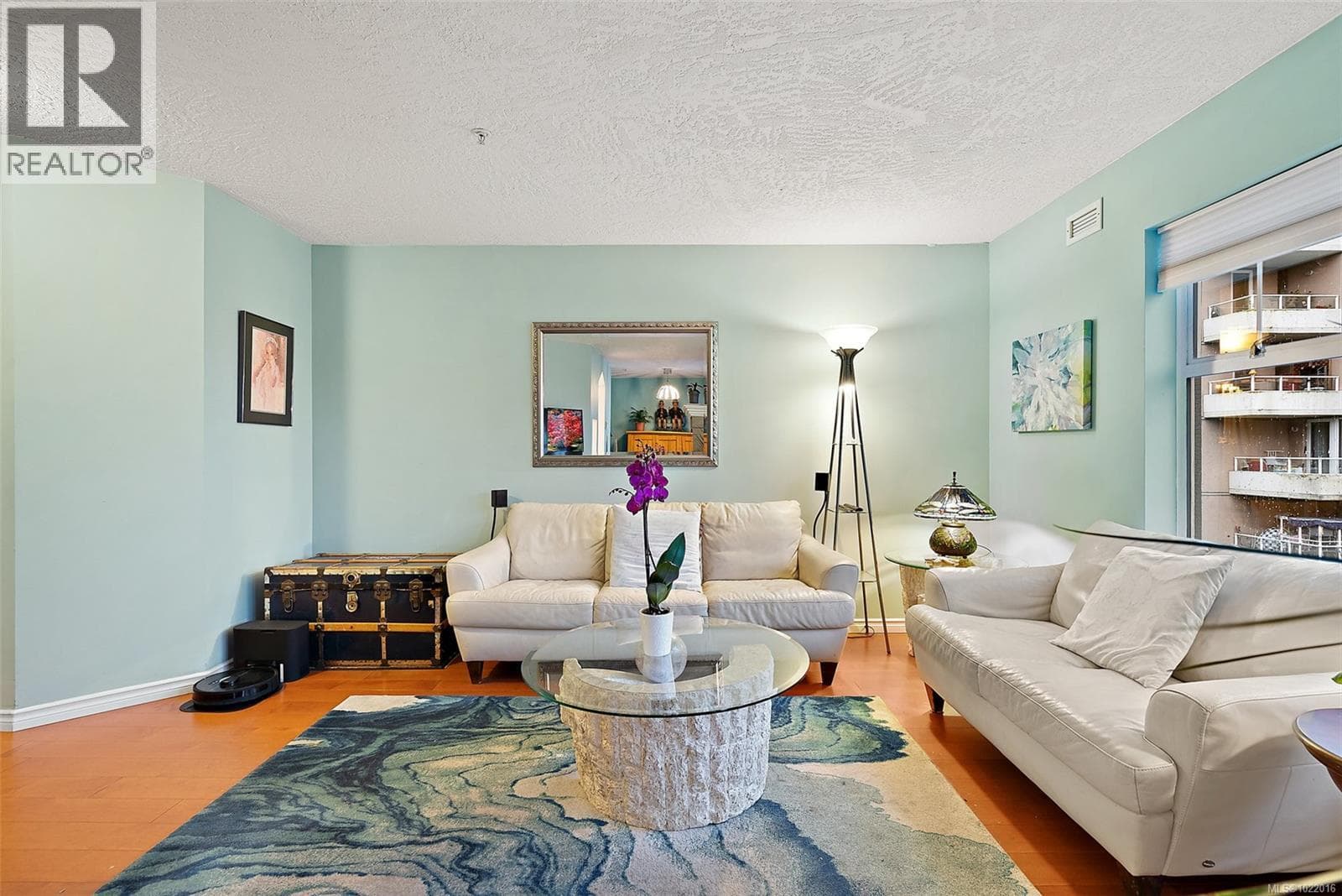 302 935 Johnson St photo 2