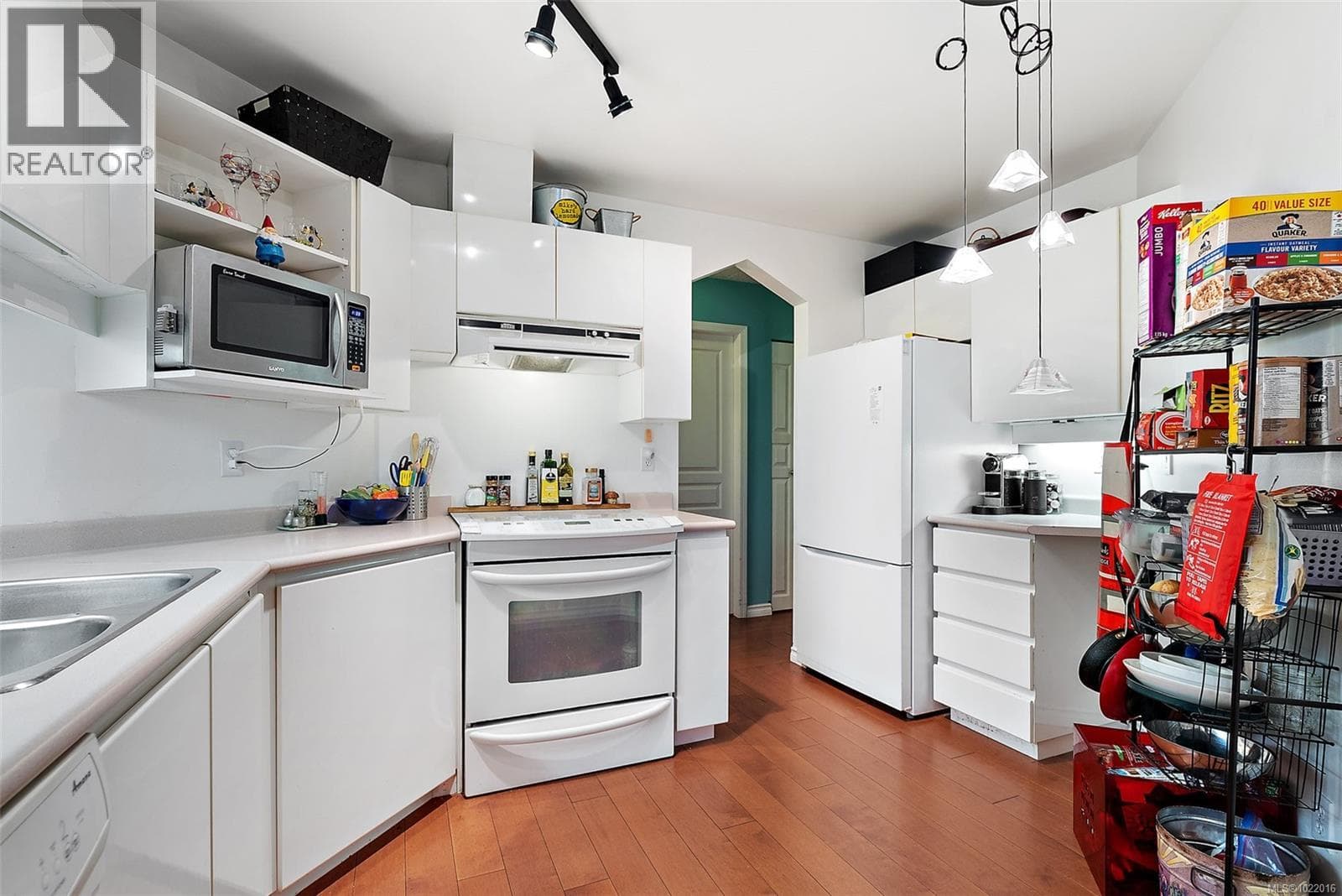302 935 Johnson St photo 5