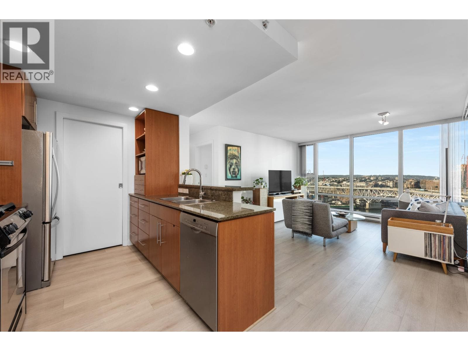 2105 455 BEACH CRESCENT photo 4