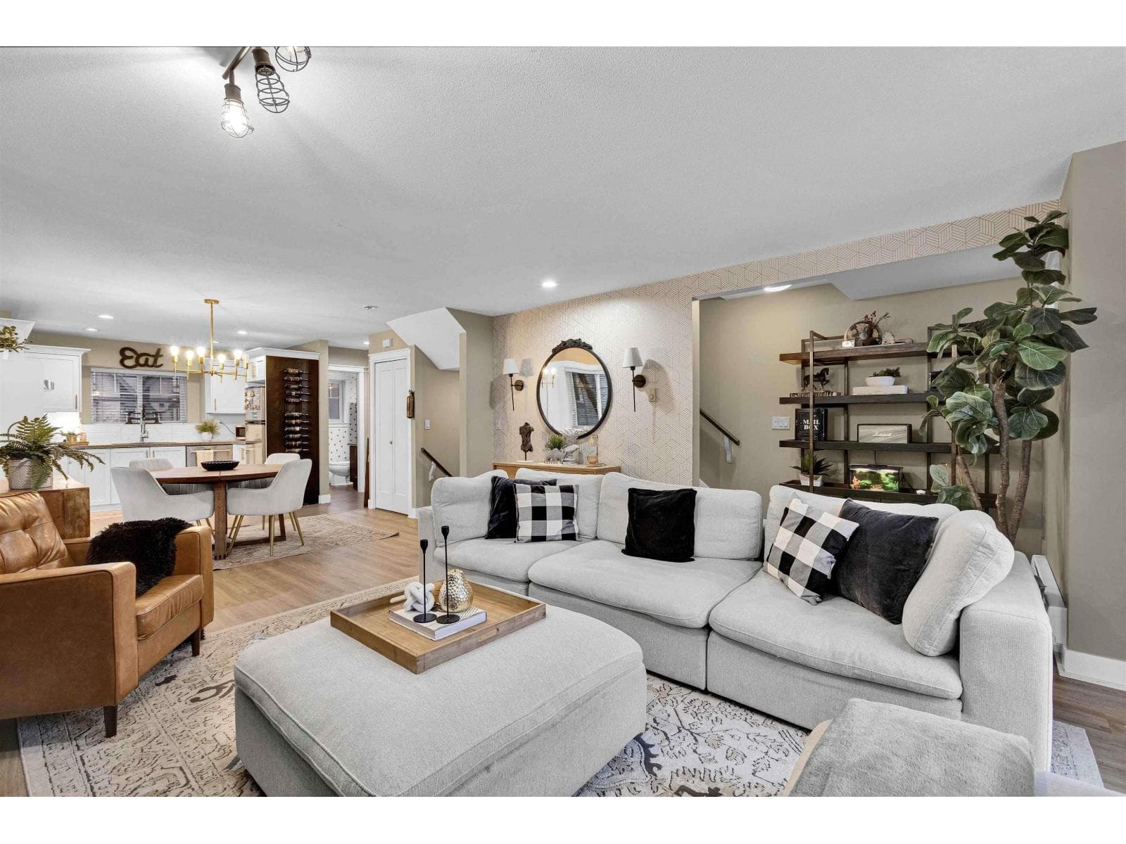 101 13368 72 AVENUE photo 2