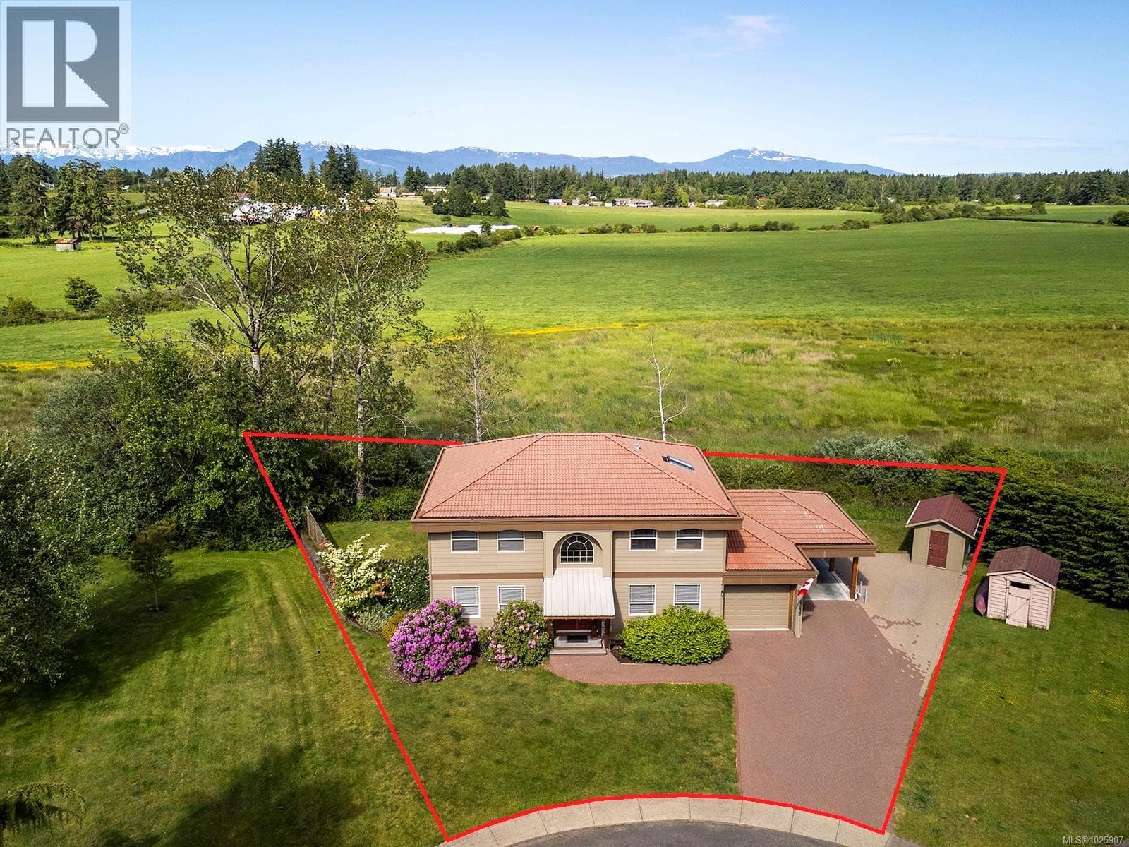 1675 Chester Pl photo 3