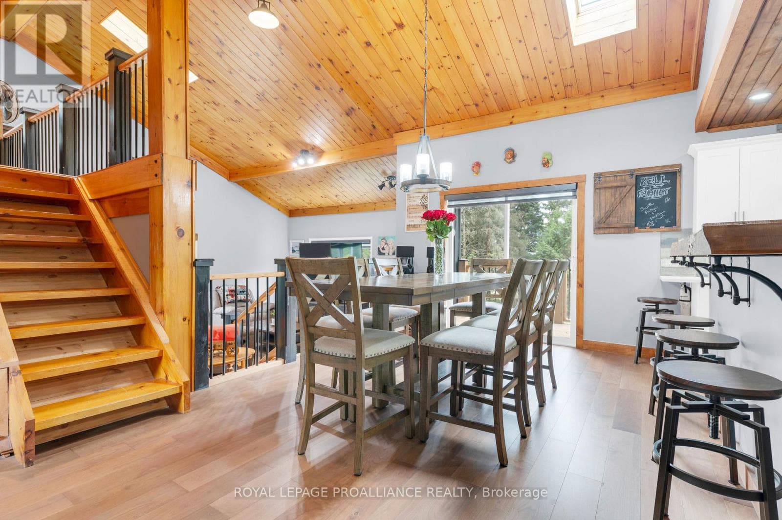 138 HOLLISTER ROAD photo 2