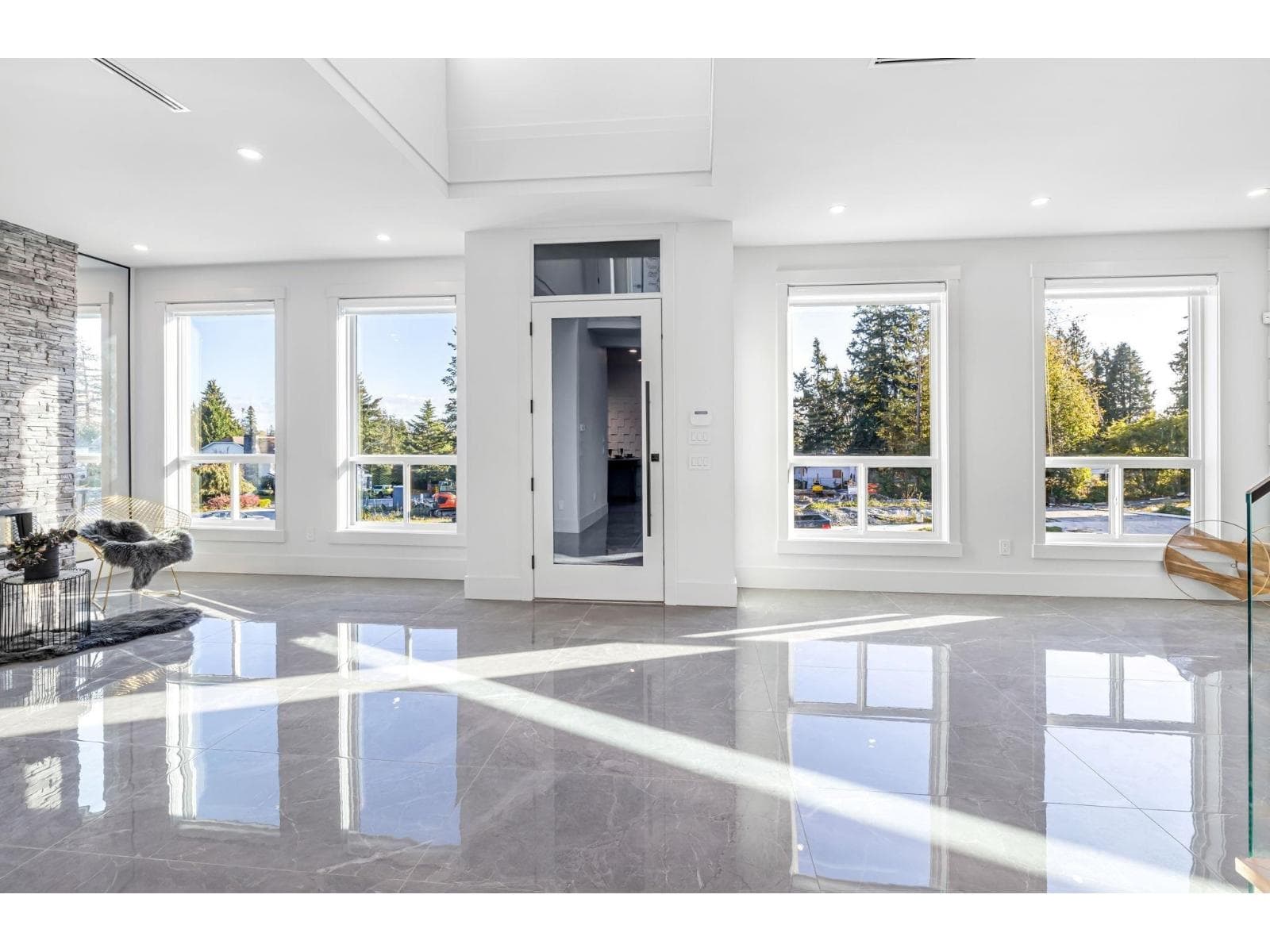 16059 9A AVENUE photo 3