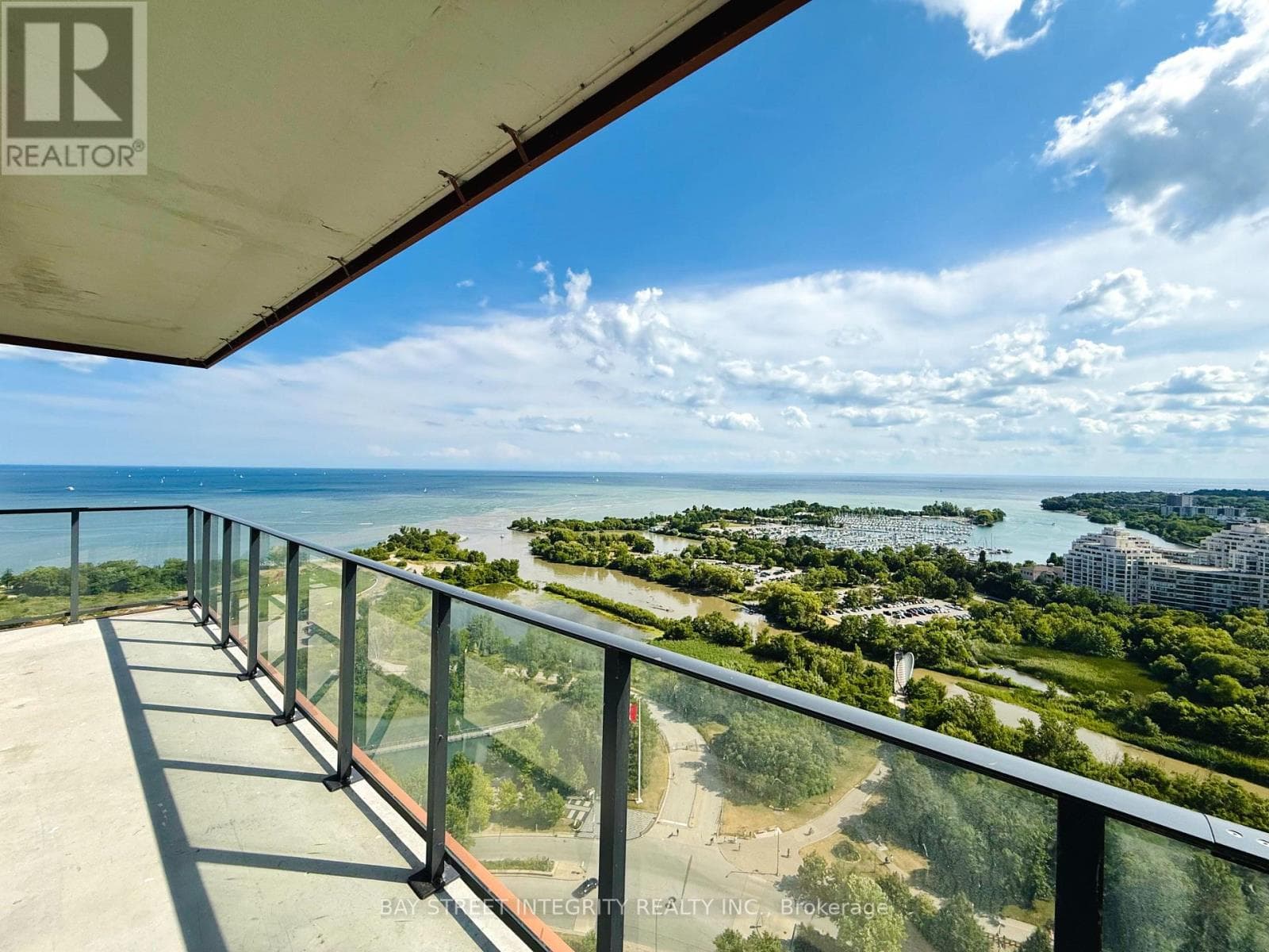 2418 - 30 SHORE BREEZE DRIVE photo 4