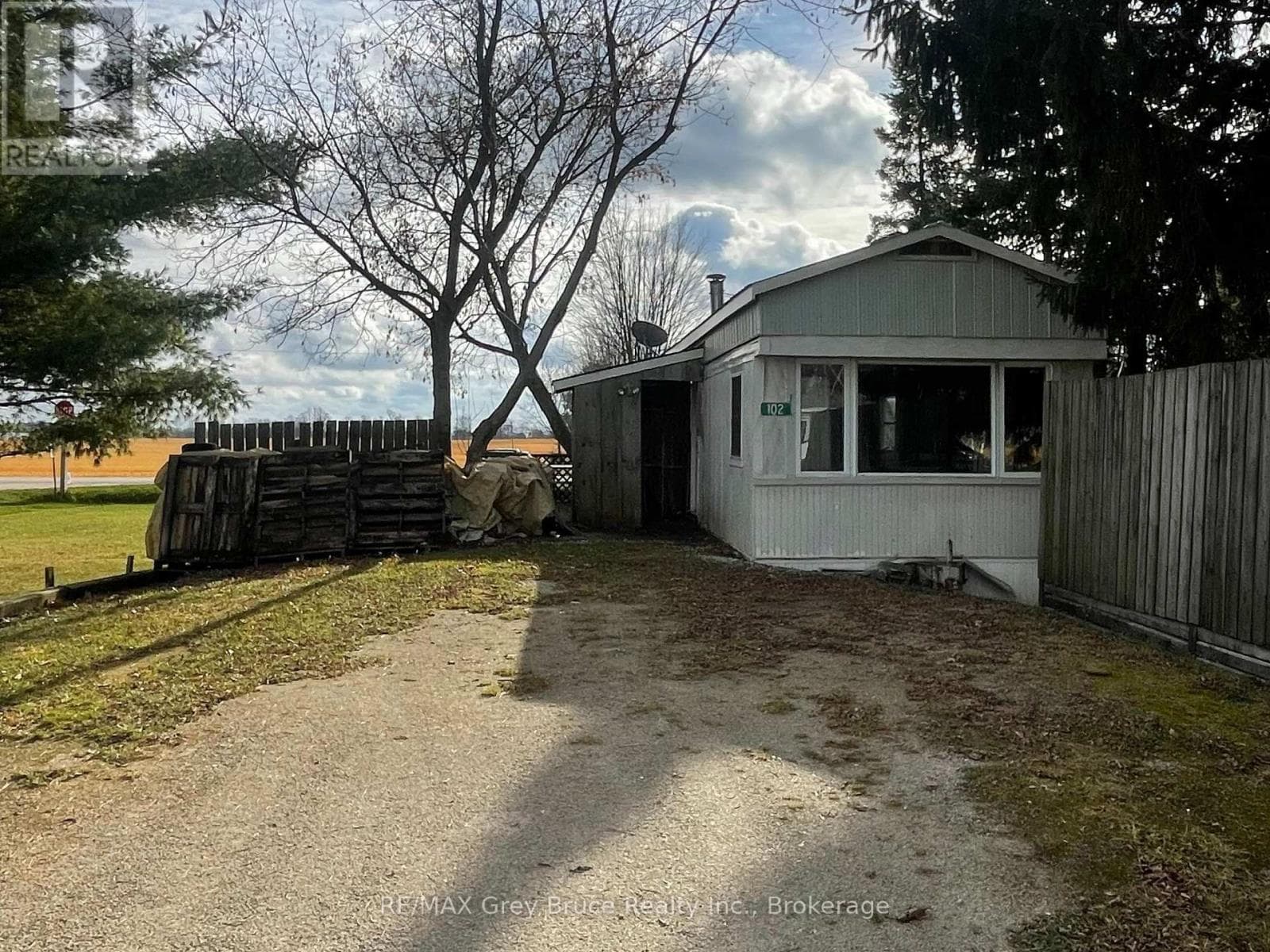 102 GRACE ST photo 2