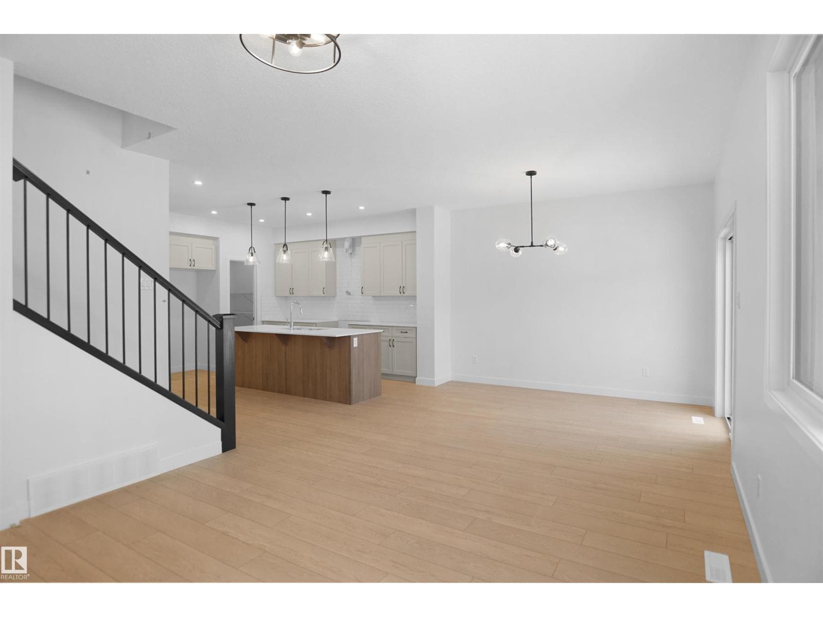 1332 11 AV NW photo 5