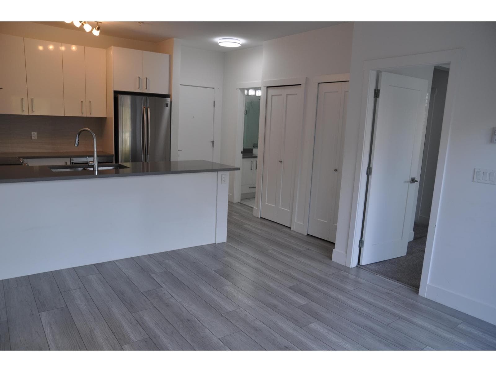 506 13978 FRASER HIGHWAY photo 2