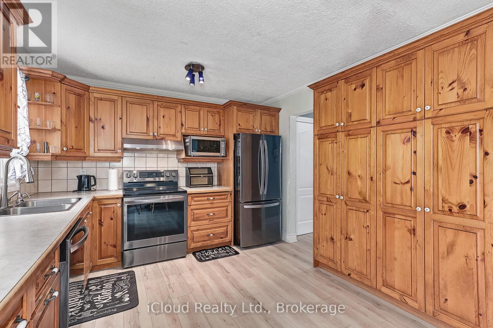 135 KING STREET photo 5