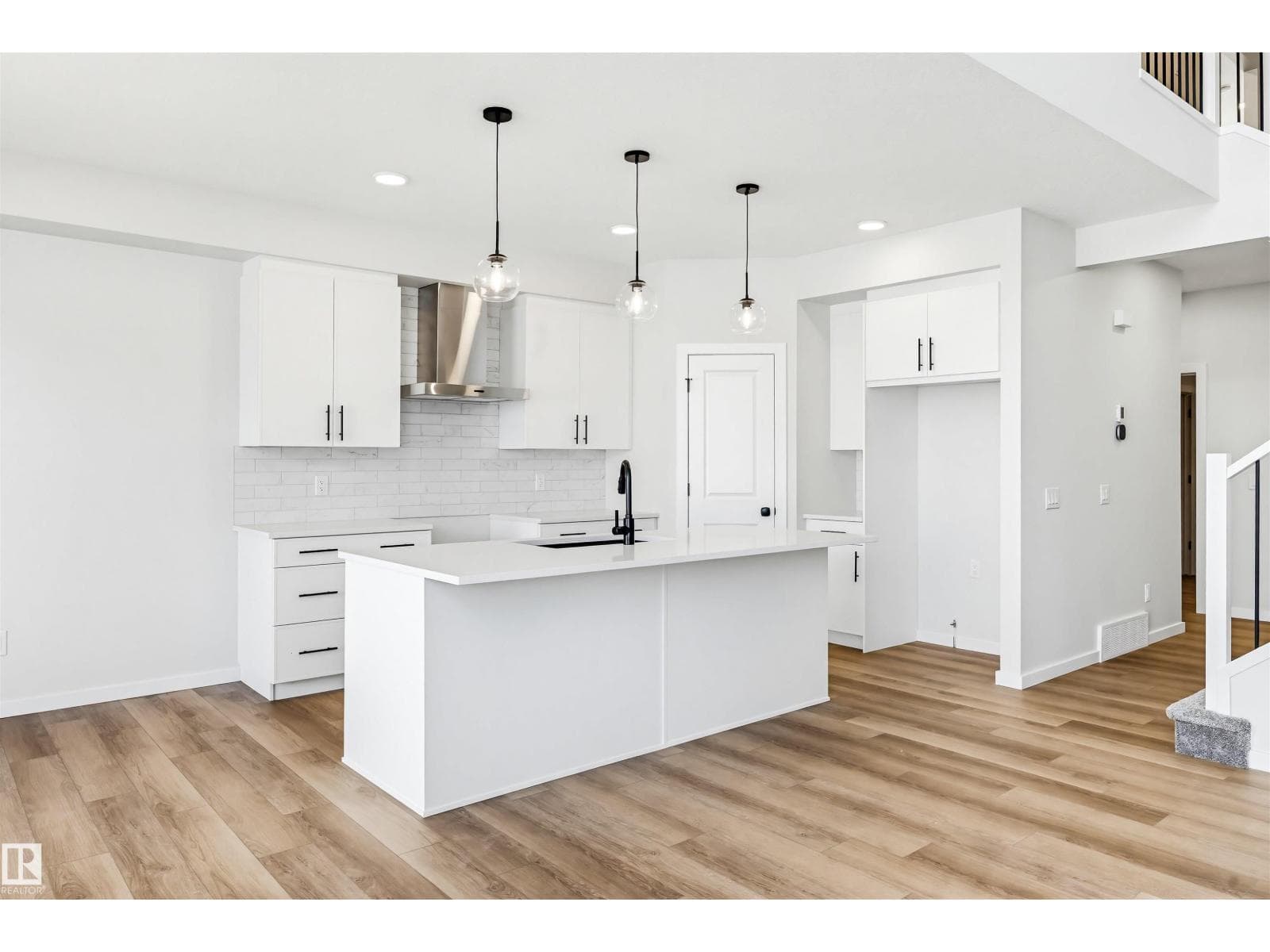 22812 82 AV NW photo 3