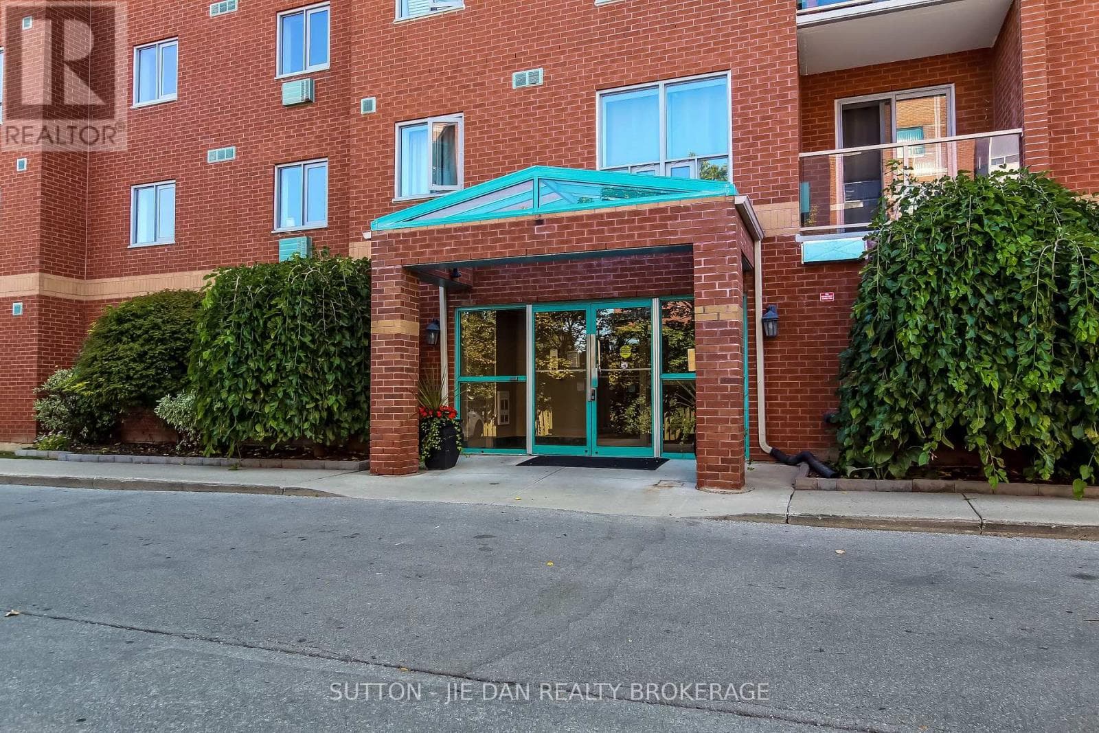 203 - 77 BASELINE ROAD W photo 2