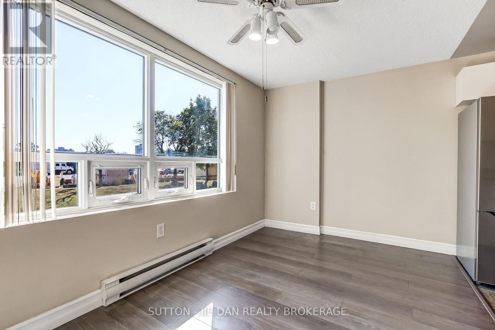 203 - 77 BASELINE ROAD W photo 4