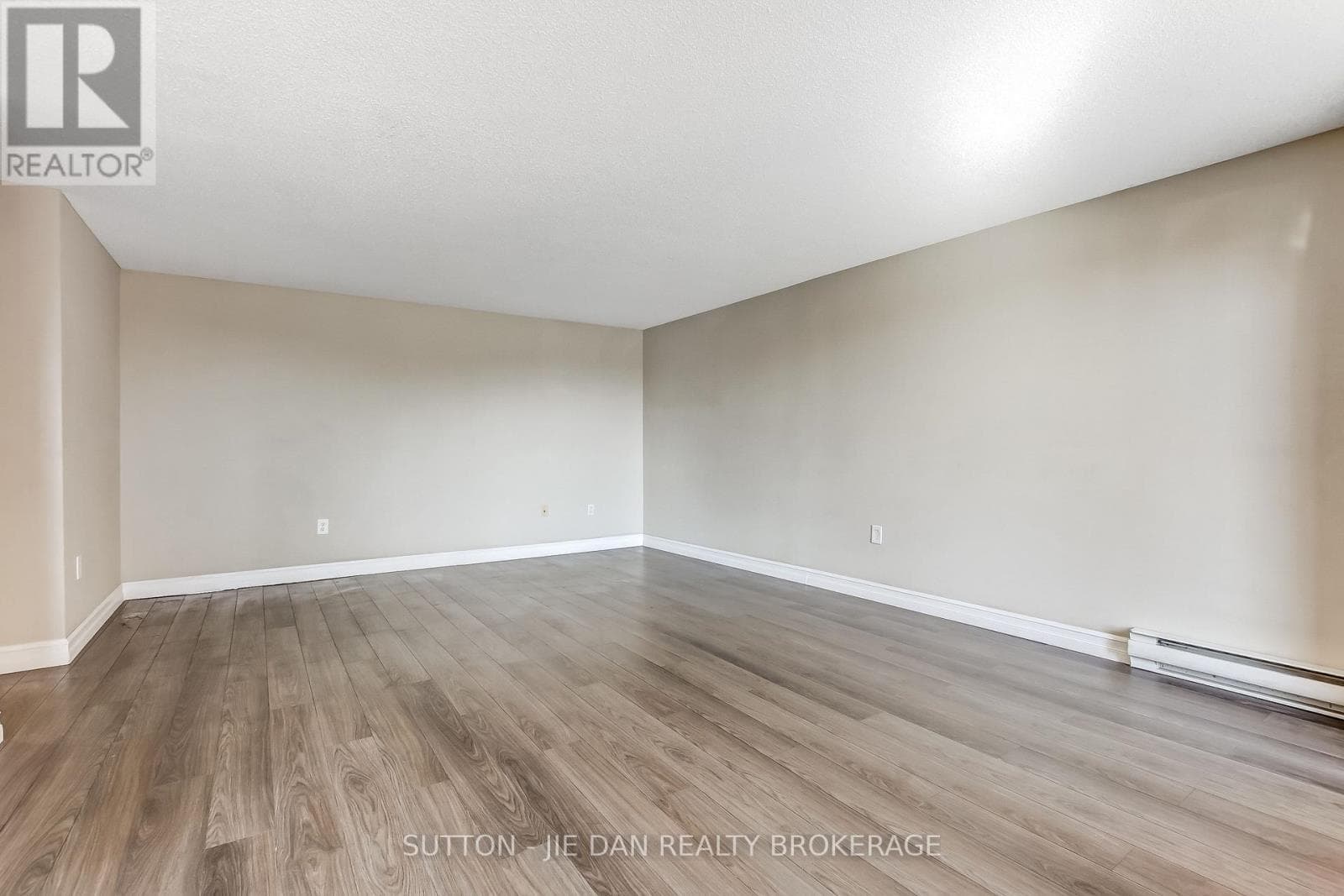 203 - 77 BASELINE ROAD W photo 5