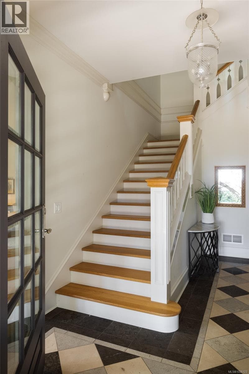 1568 Montgomery Ave photo 4