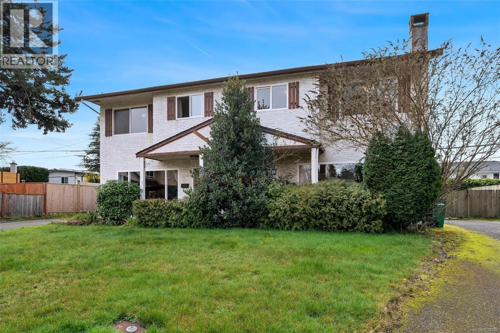 1725/1727 Ashdale Pl photo 2