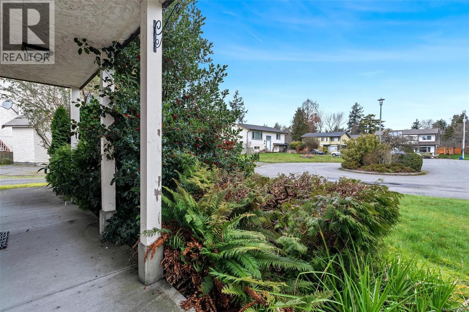1725/1727 Ashdale Pl photo 3