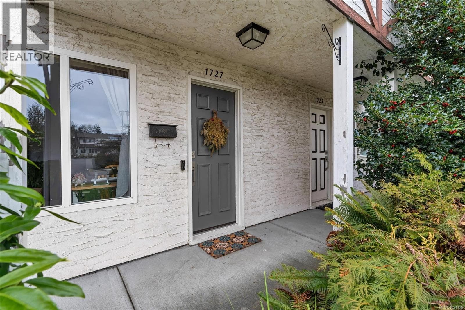 1725/1727 Ashdale Pl photo 4
