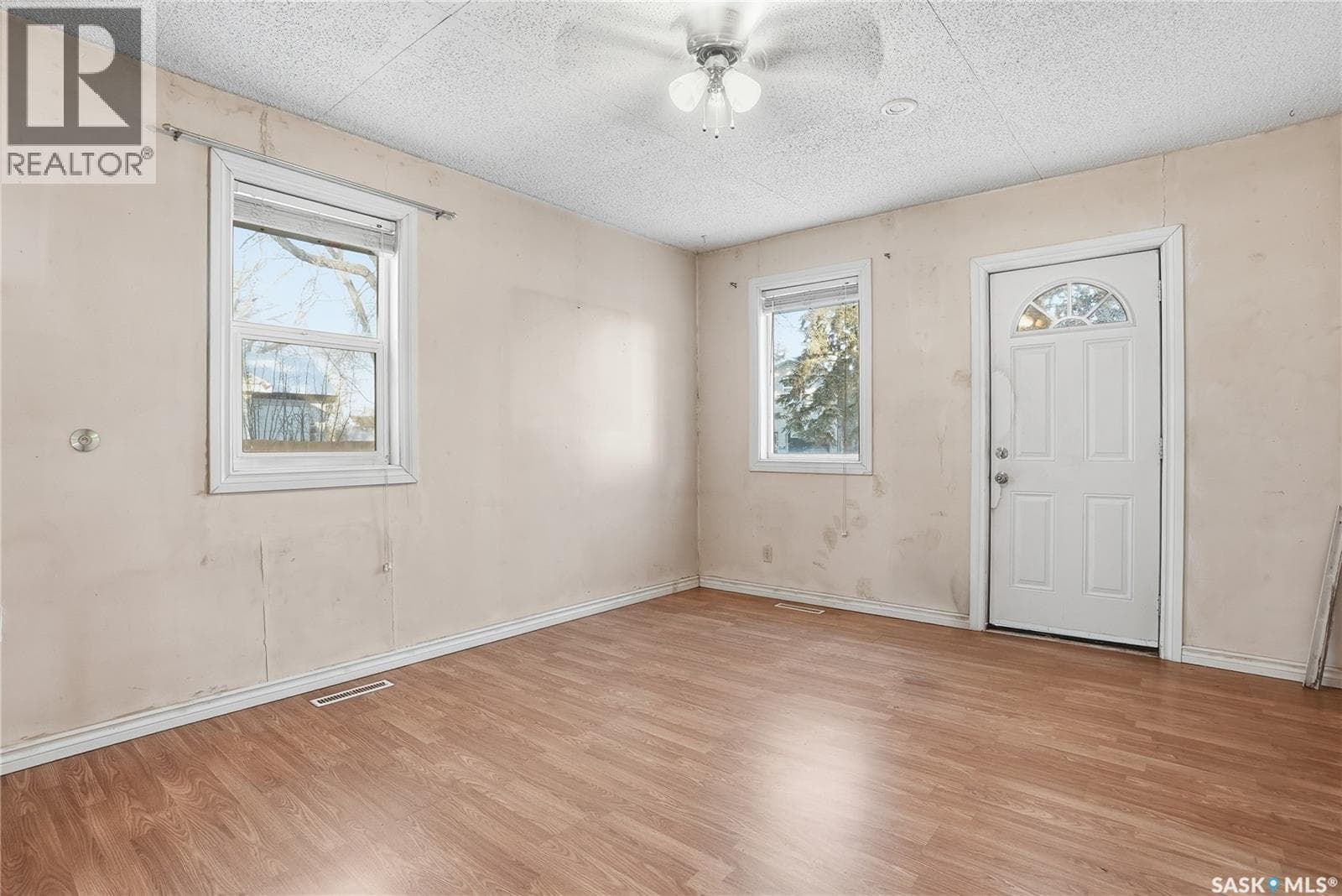 308 1st STREET E photo 4