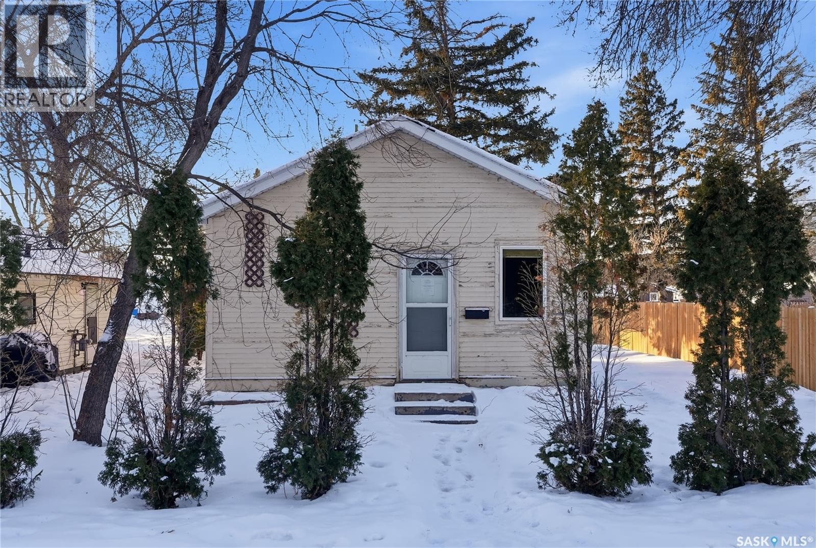 308 1st STREET E photo 2