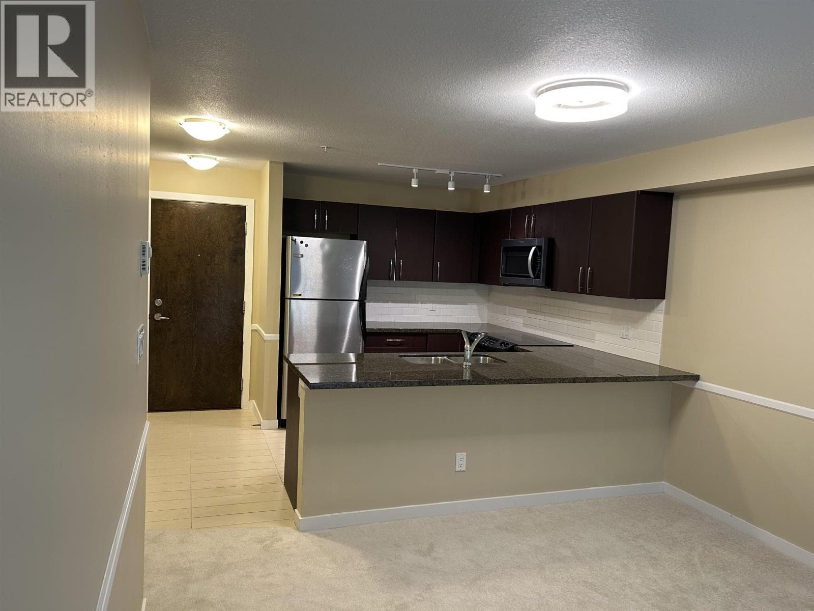 205 7337 MACPHERSON AVENUE photo 2
