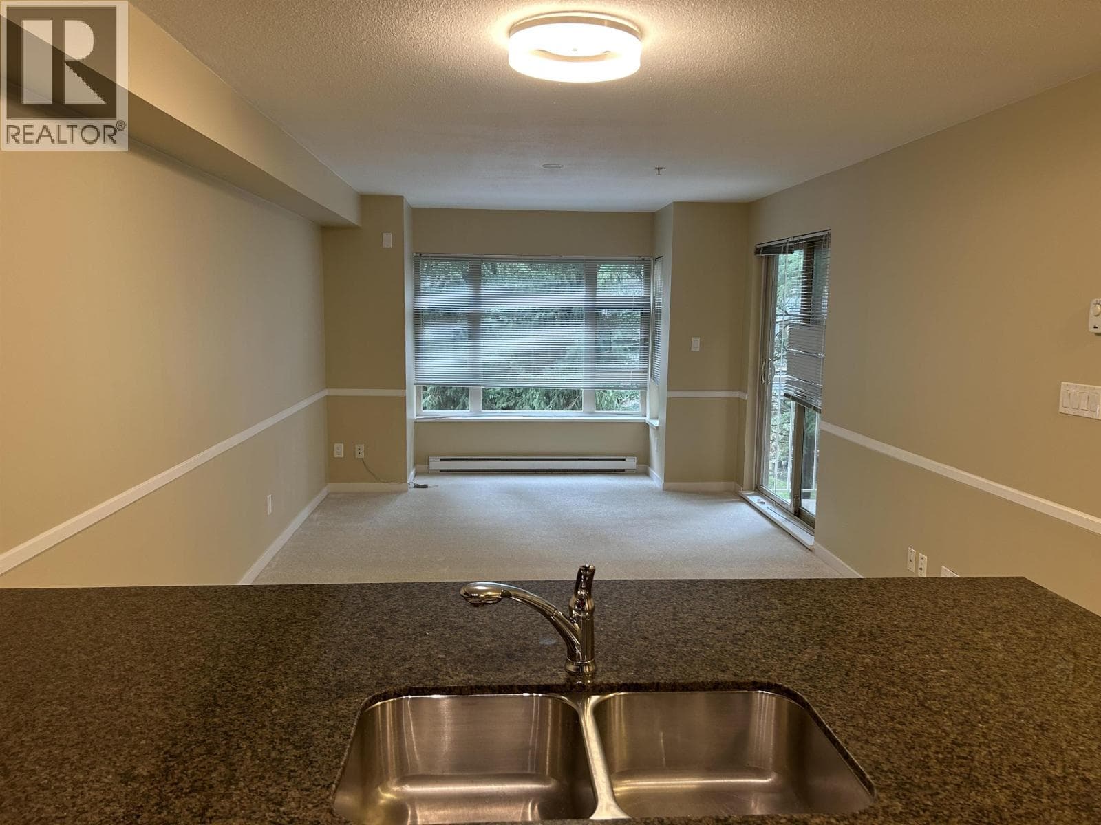 205 7337 MACPHERSON AVENUE photo 3